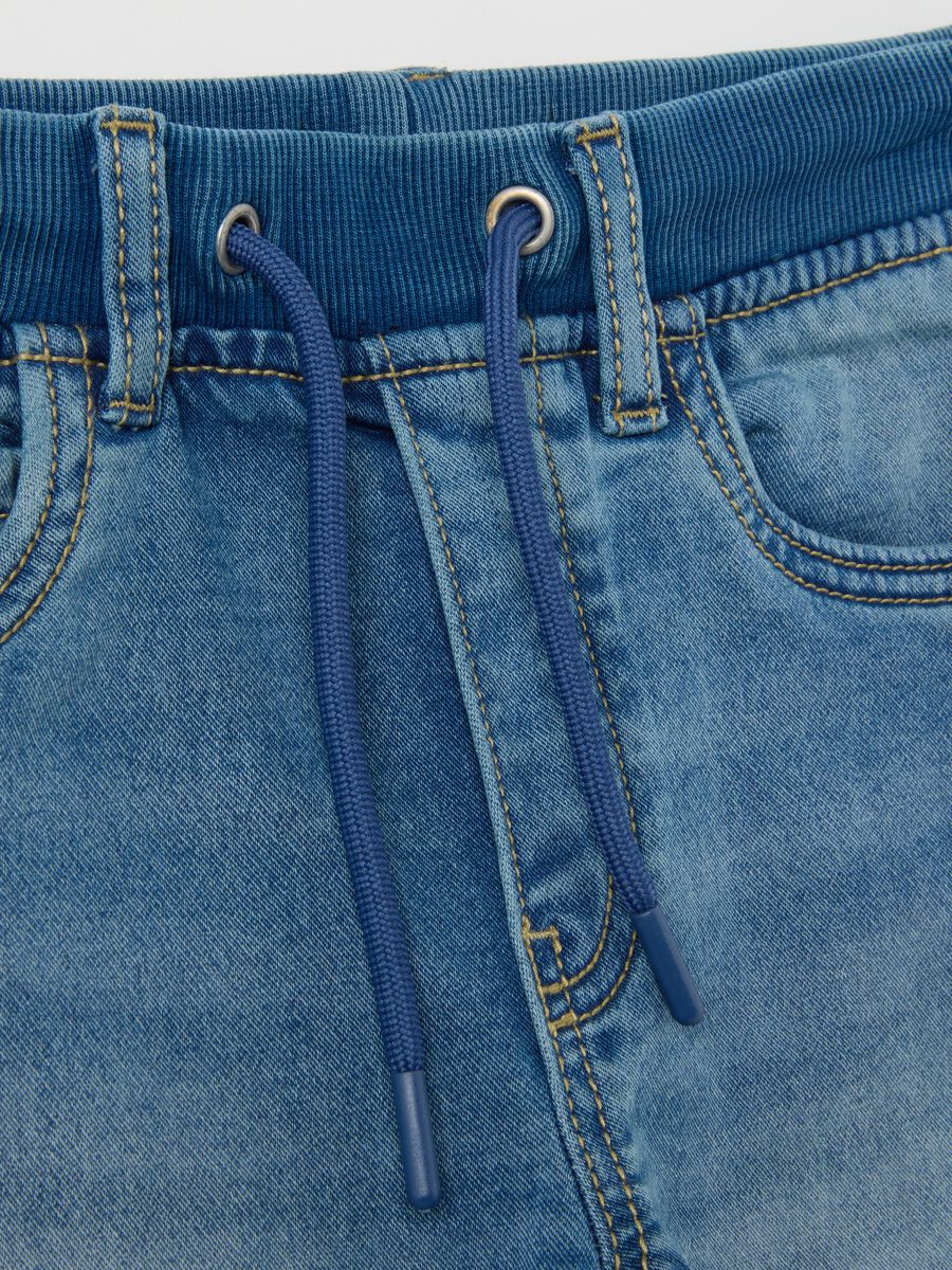 Jeans da bambino in misto cotone blu elasticizzato_2