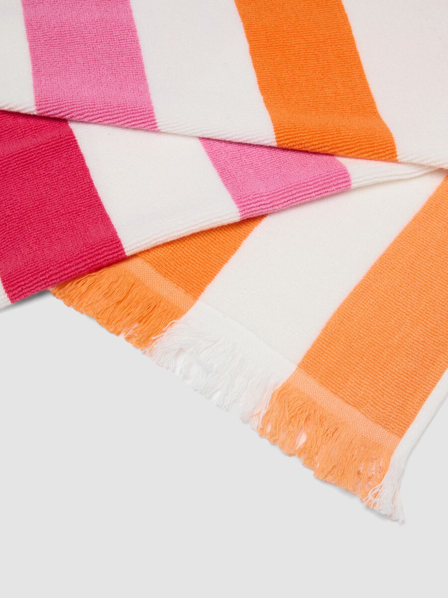 Telo mare multicolor in puro cotone a righe e con frange_1