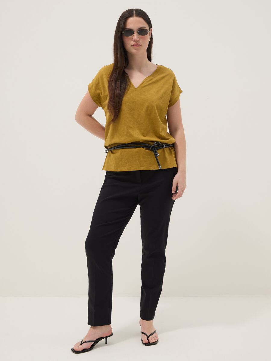 T-shirt in puro cotone gialla regular fit con collo a V_2