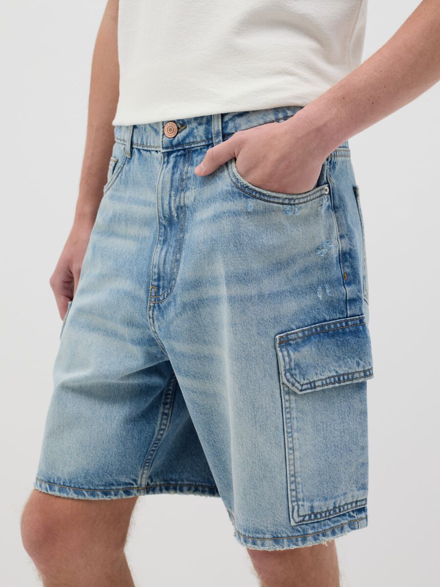 Cargo Bermuda shorts in light denim_3