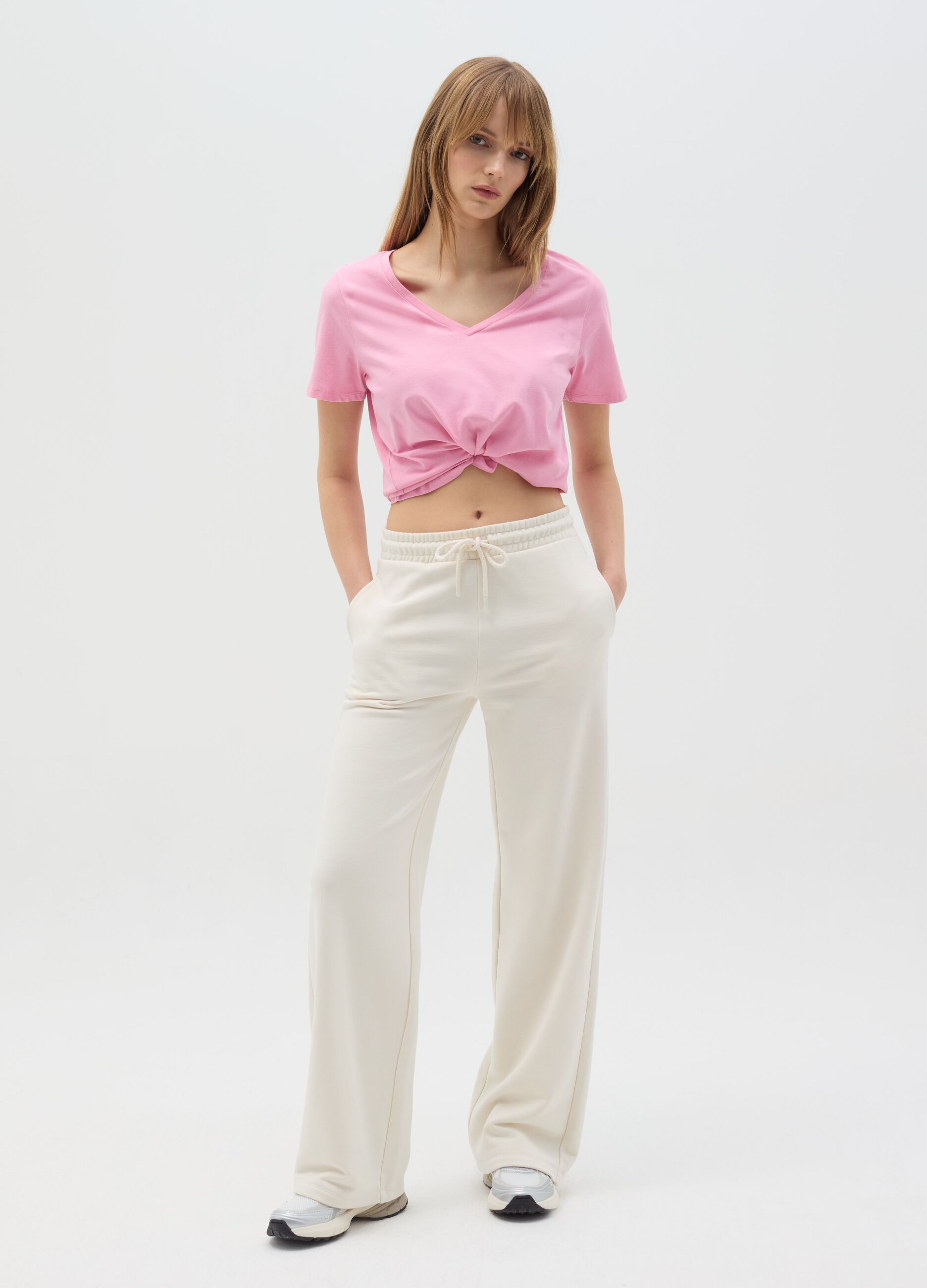 T-shirt in cotone bio con scollo a V 