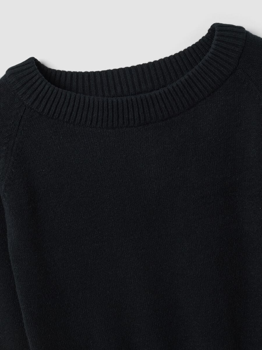 Maglia fitted nera in misto viscosa con scollo a barchetta_1