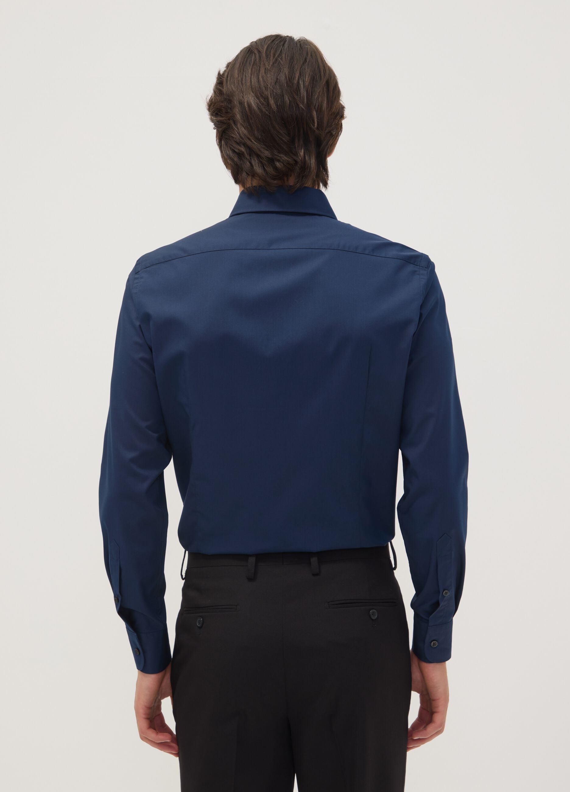 Blue slim-fit shirt with button-down collar, easy iron