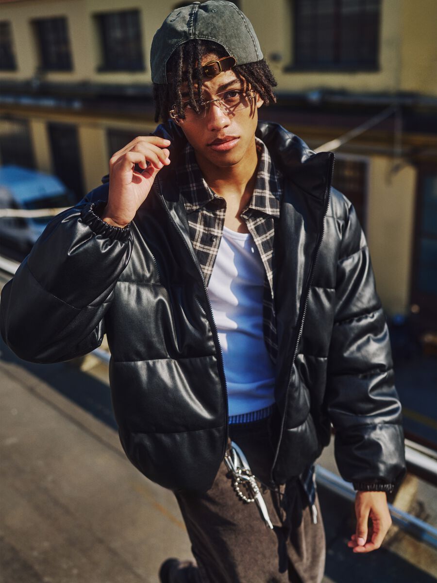 Giubbotto nero vestibilità over con zip_0