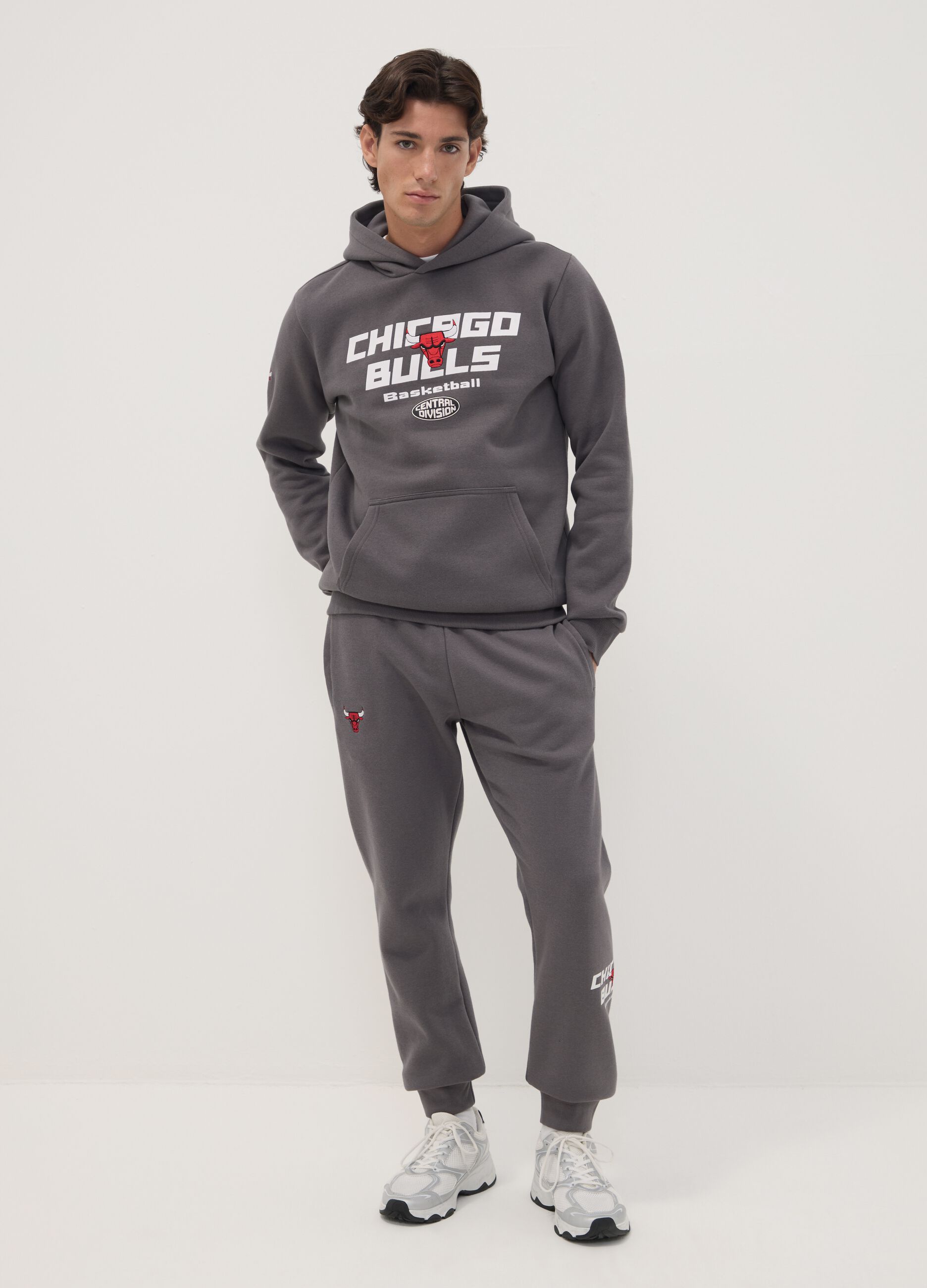 Pantaloni sportivi grigi in misto cotone con coulisse e stampa Chicago Bulls