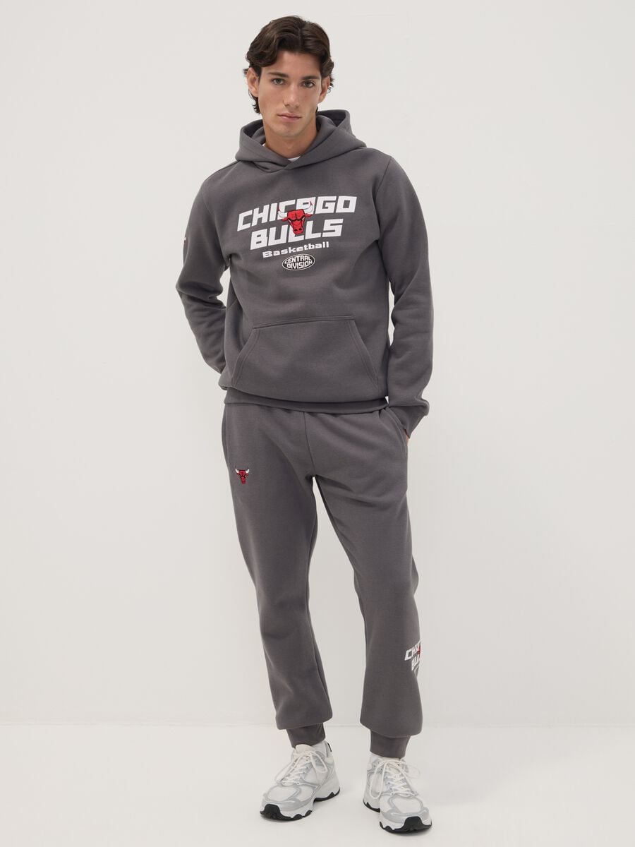 Pantaloni sportivi grigi in misto cotone con coulisse e stampa Chicago Bulls_0