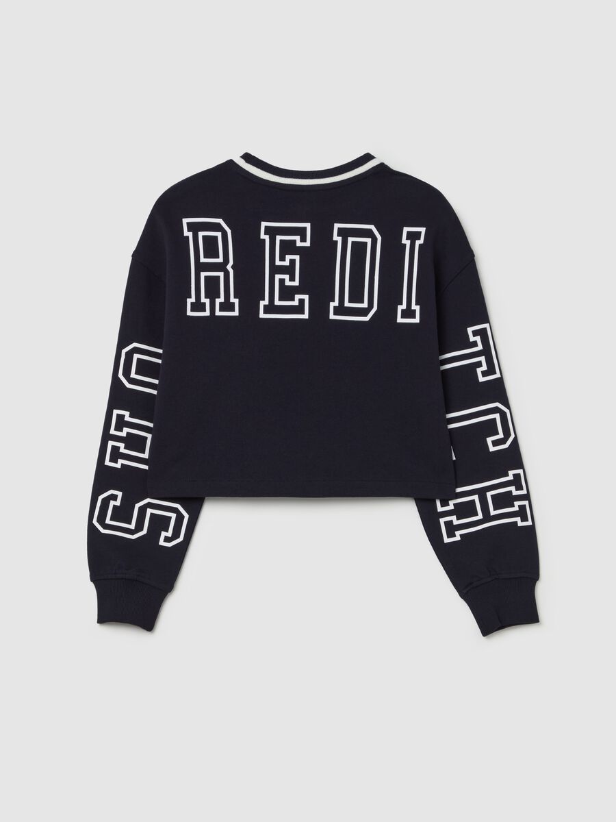 Sweatshirt with heart and "Live the campus party" lettering_4