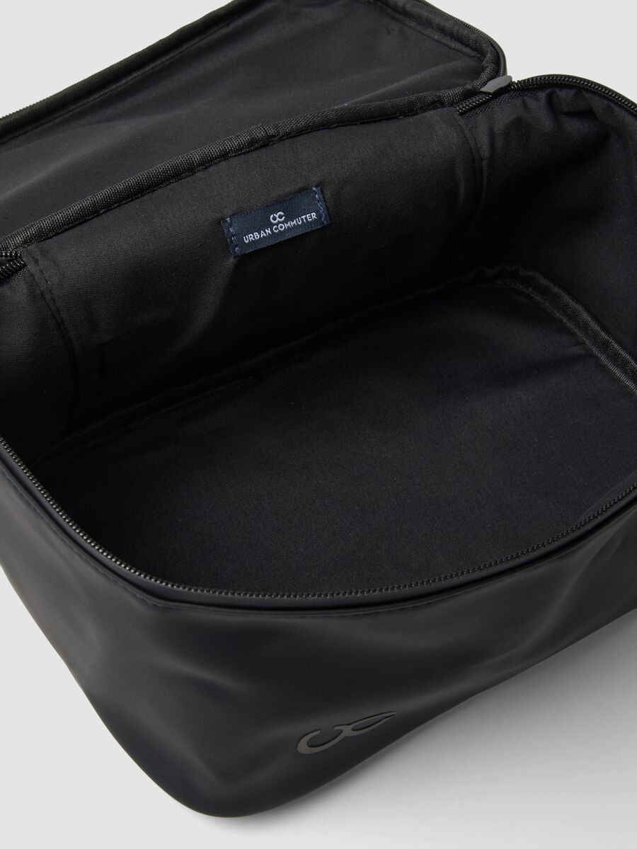 Black beauty case with handle and zip closure_1