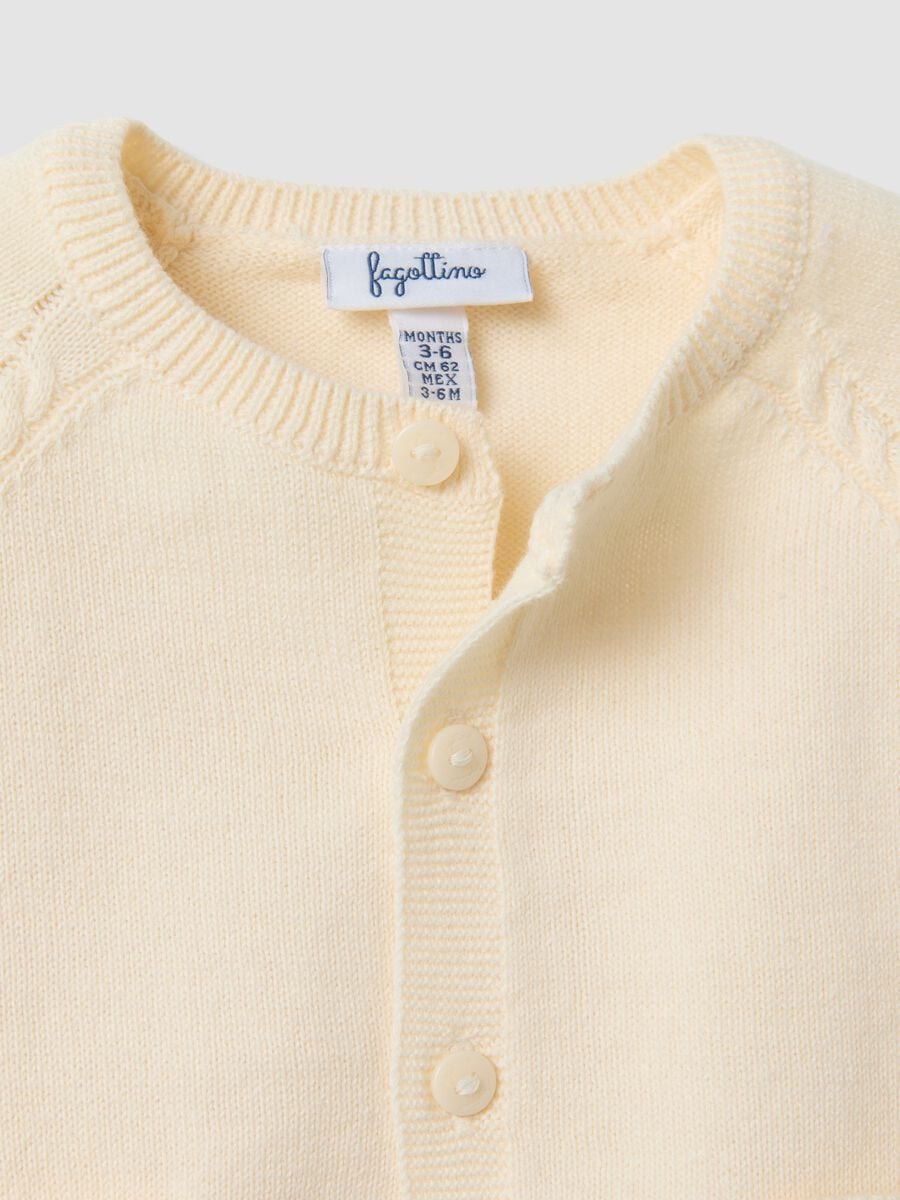 Completo beige in puro cotone organico con cardigan e pantaloni in maglia_2