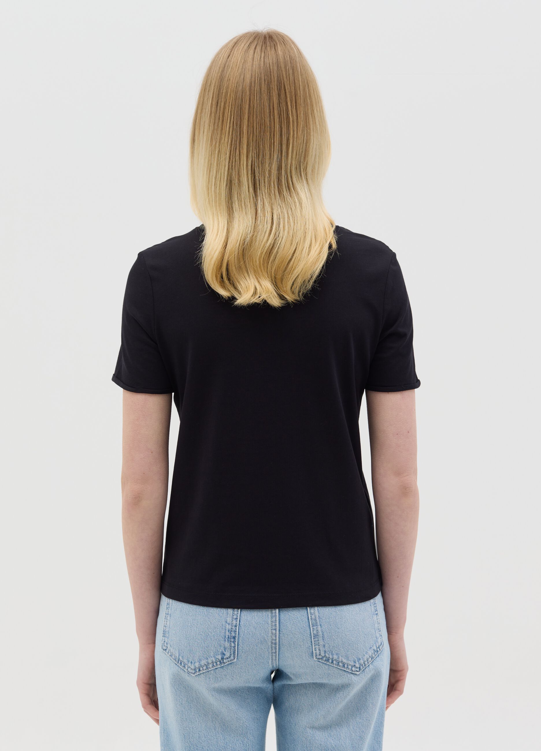 Black T-shirt in organic cotton with V neck
