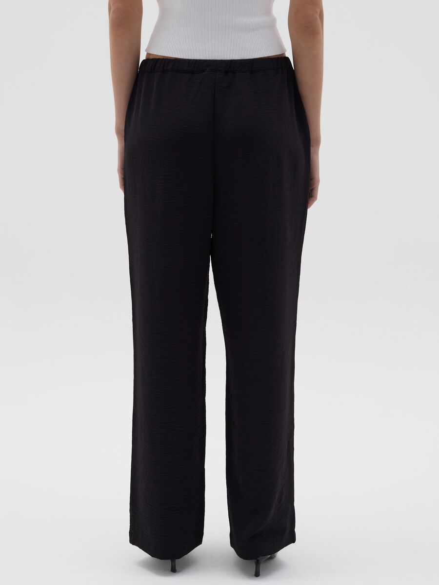 Crinkle-effect fluid trousers_3
