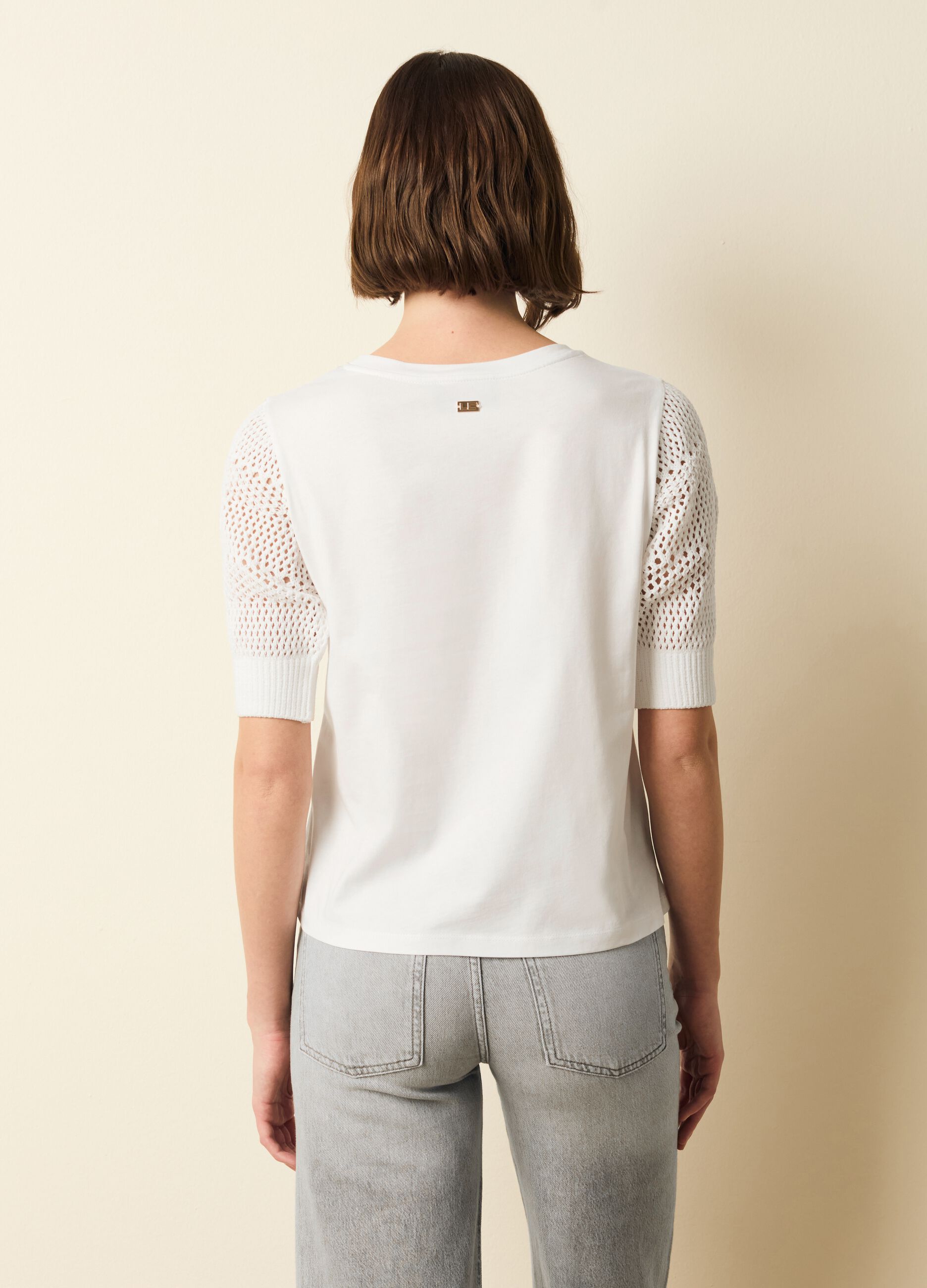 T-shirt with puff sleeves and crochet