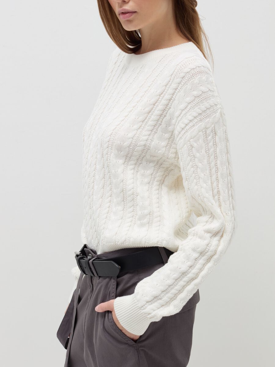 Cropped pullover with cable-knit design_3