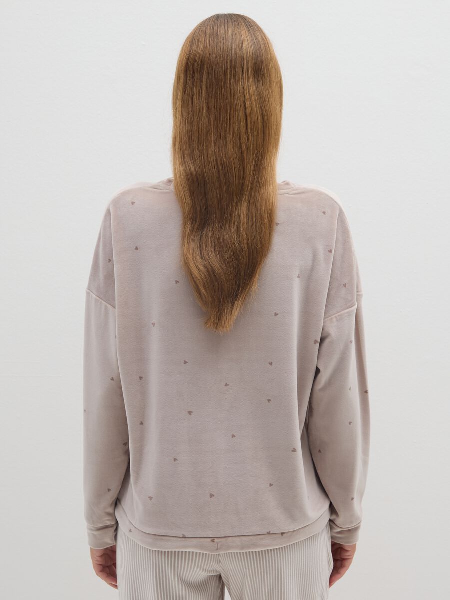 Felpa pigiama beige in tessuto morbido con cuori e scritta frontale_2