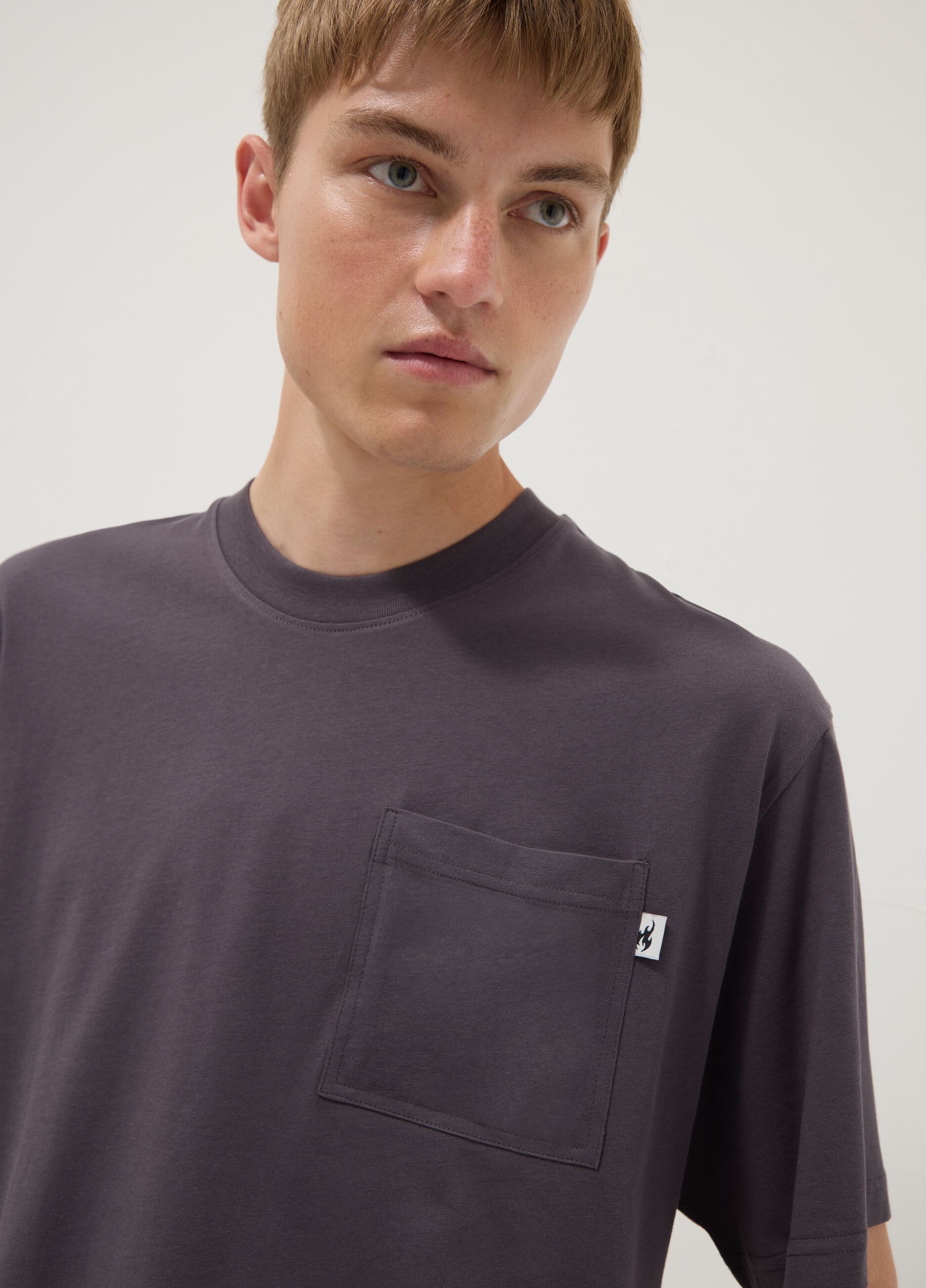 Grey pure cotton T-shirt with chest pocket, regular fit