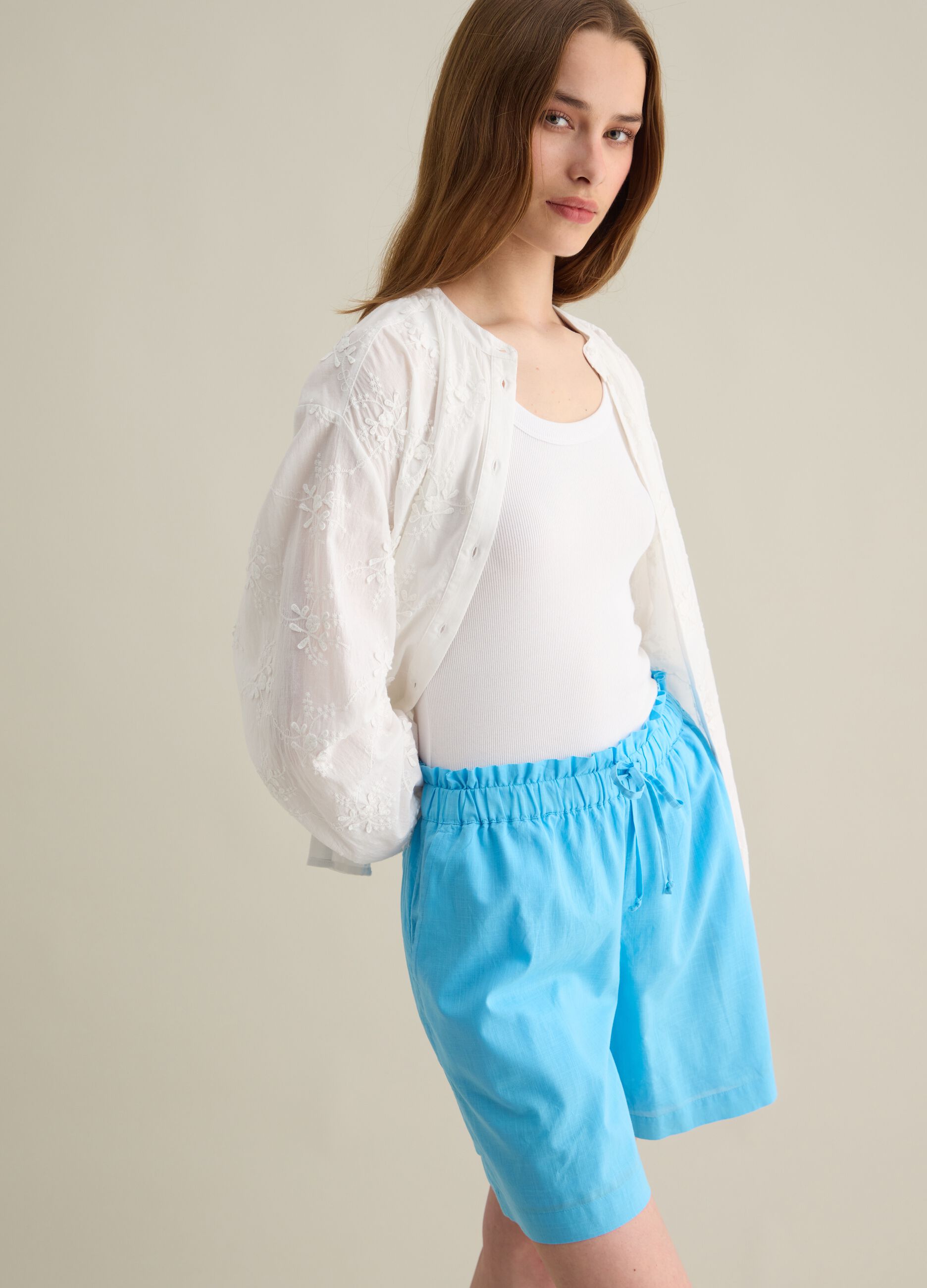 Women’s light blue shorts in 100% cotton with regular fit