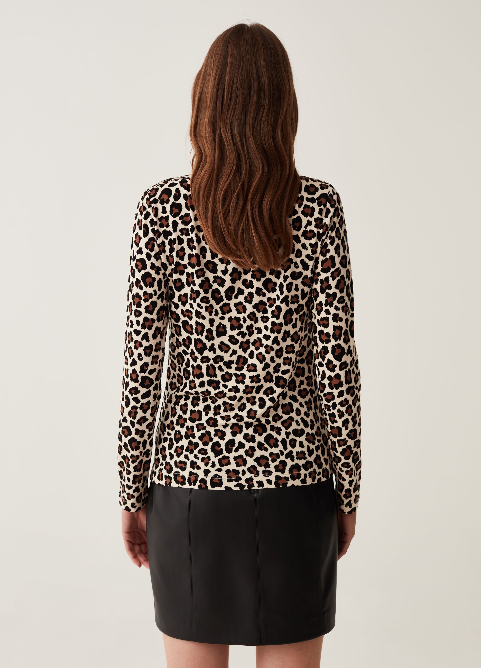 T-shirt animalier con scollo a barca_2