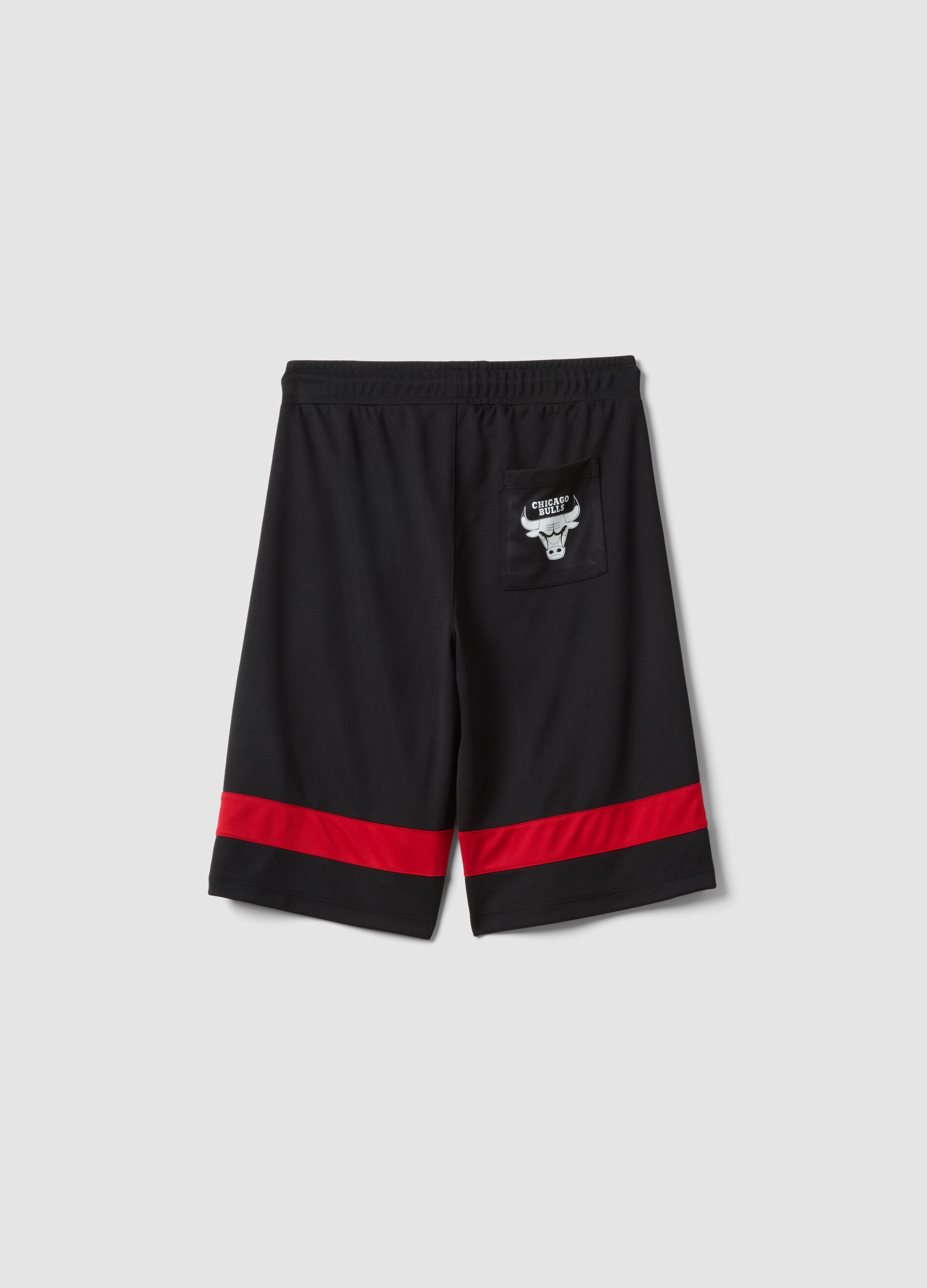 Kids' black and red regular fit shorts with Chicago Bulls logo