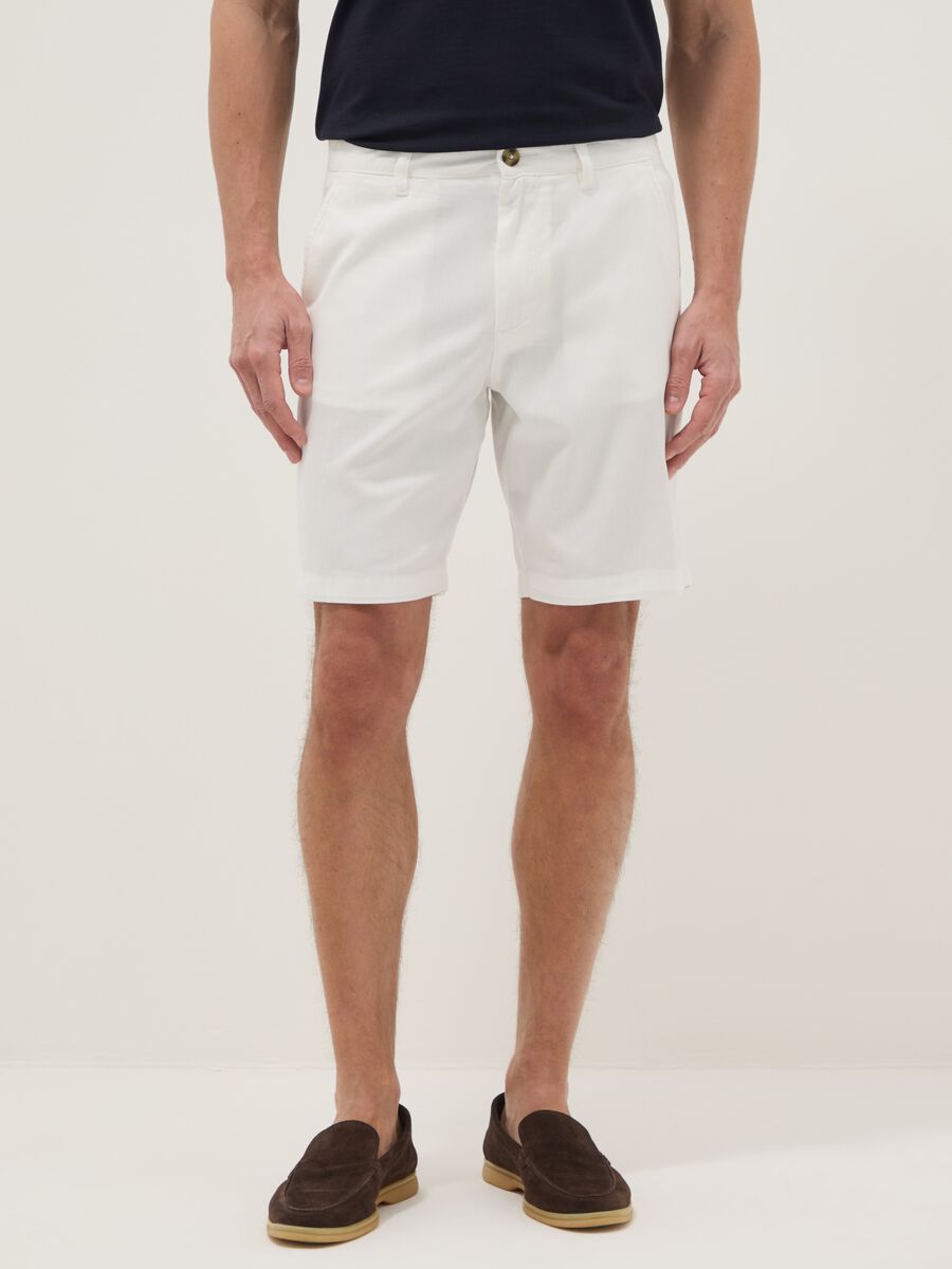 White regular-fit chino shorts_1