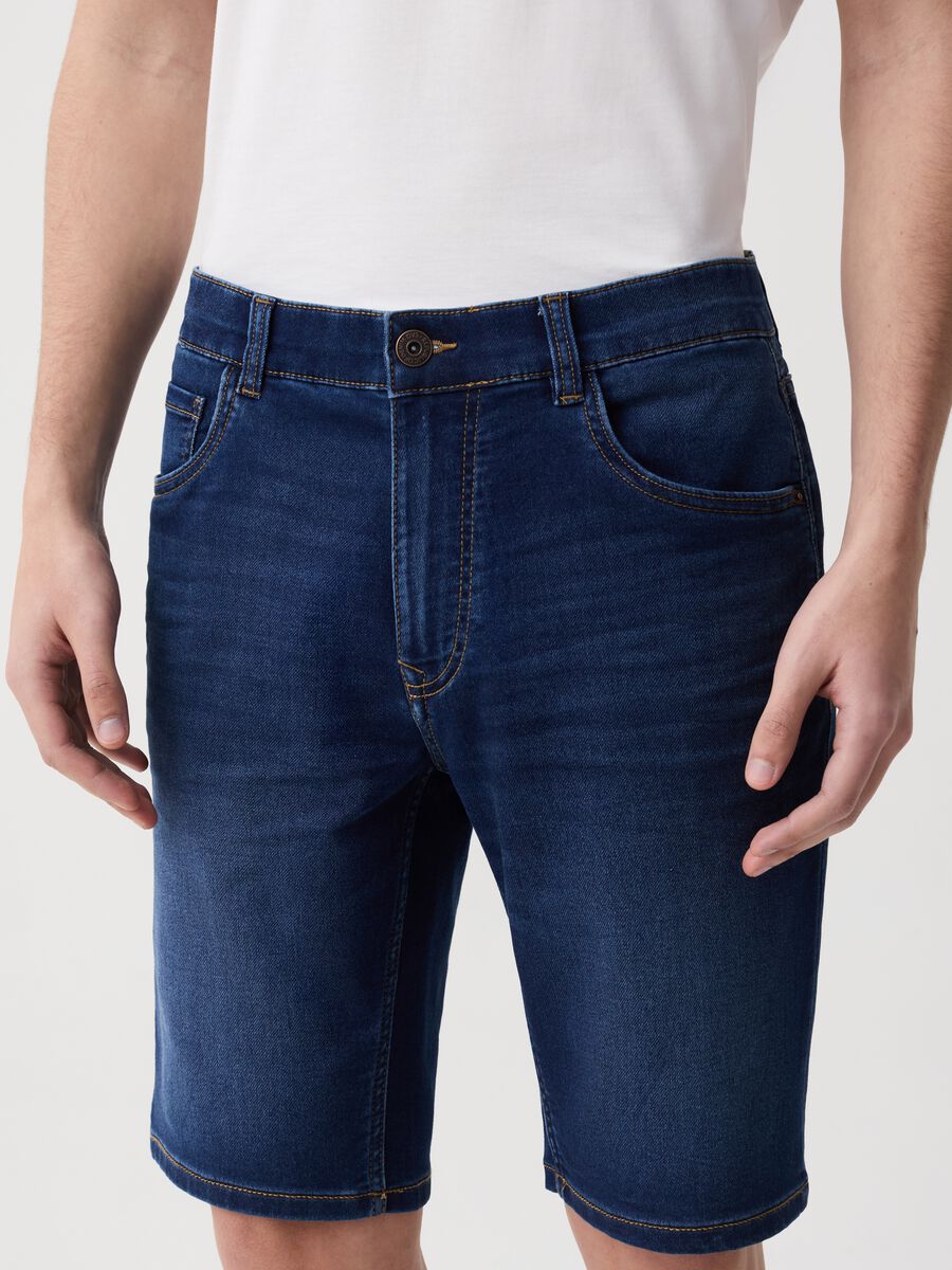 Slim-fit Bermuda shorts in denim with five pockets_2