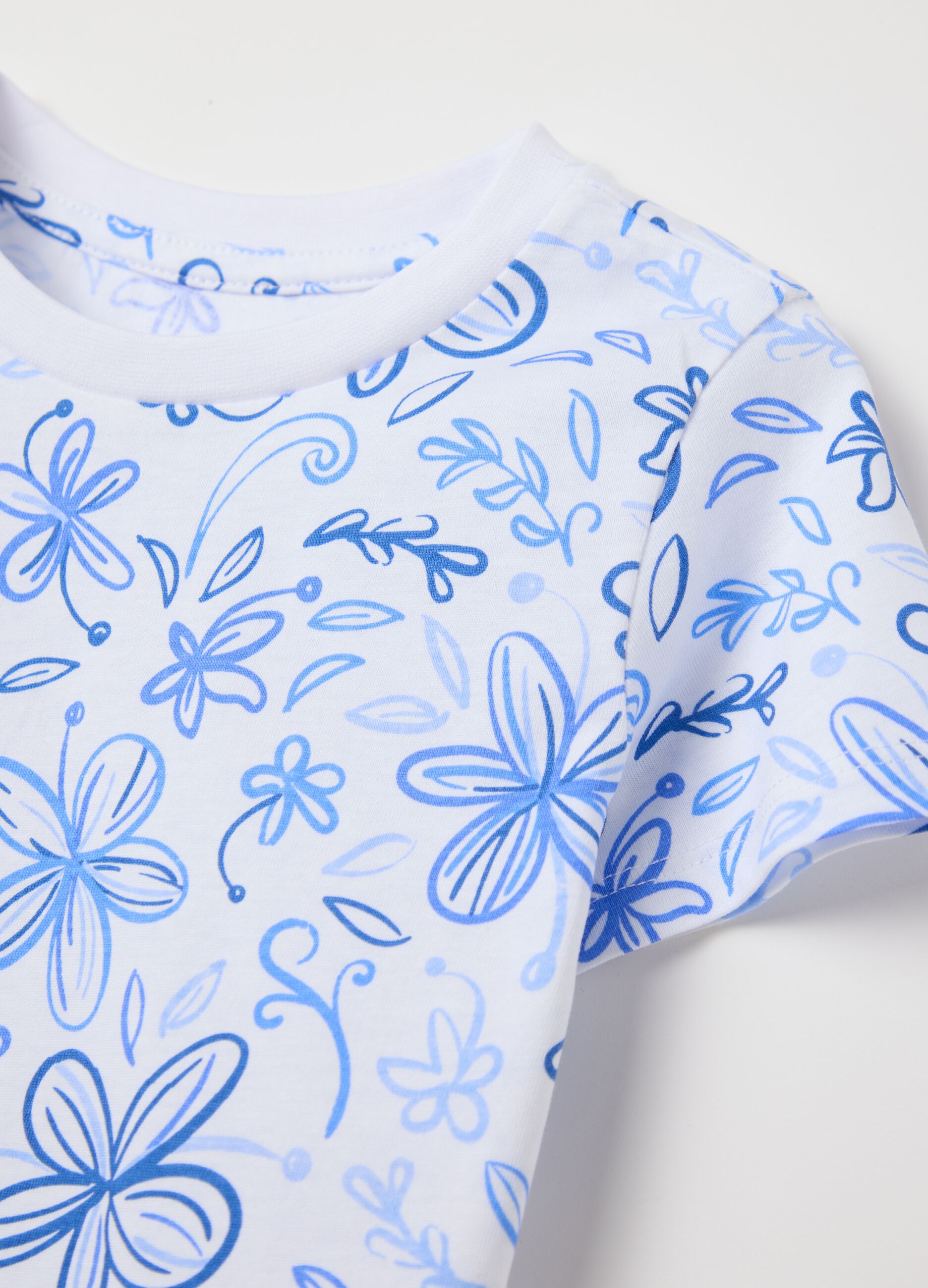 T-shirt bianca in cotone bio con stampa fiori