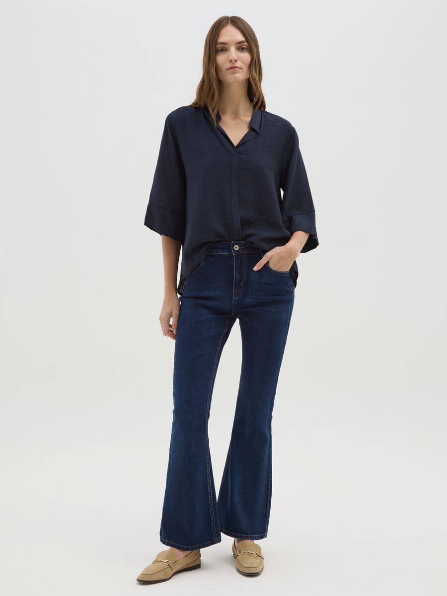 Blusa blu con scollo a V e maniche ampie_1