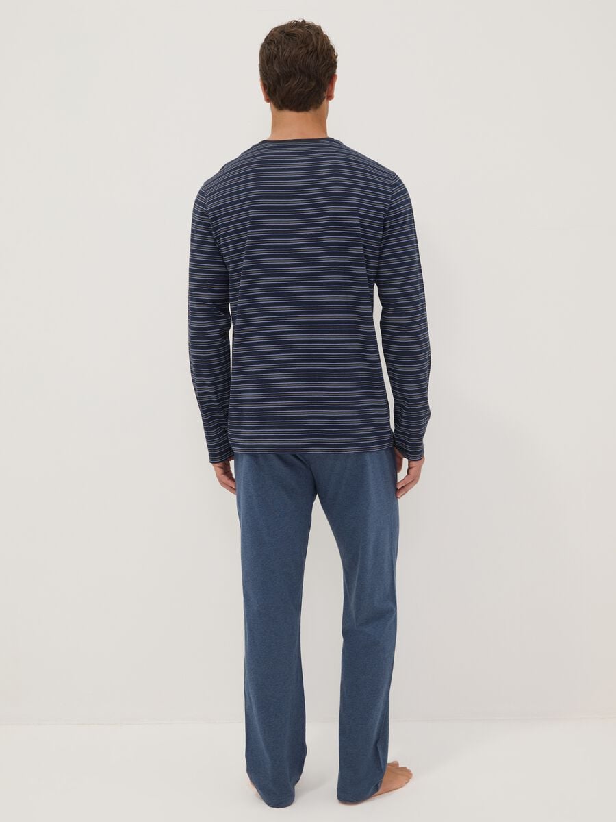 Pigiama blu navy in puro cotone organico a righe con girocollo_2