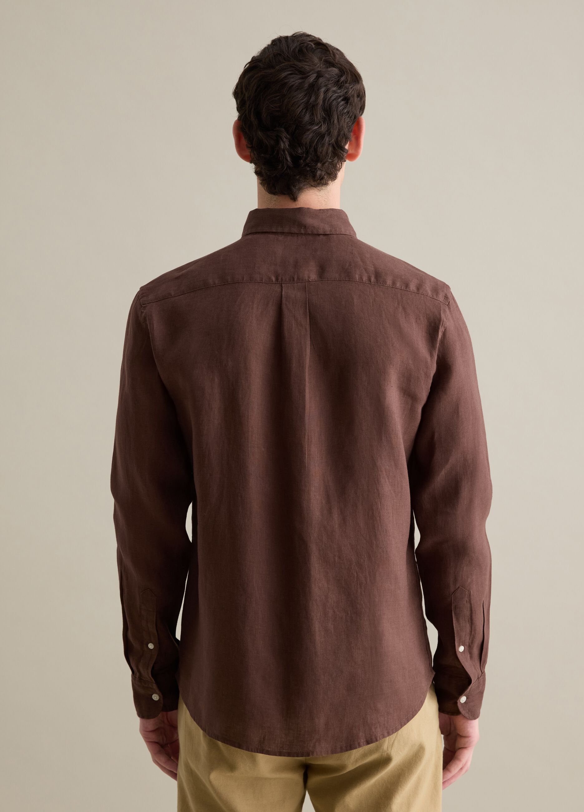 Brown shirt in linen with button-down collar