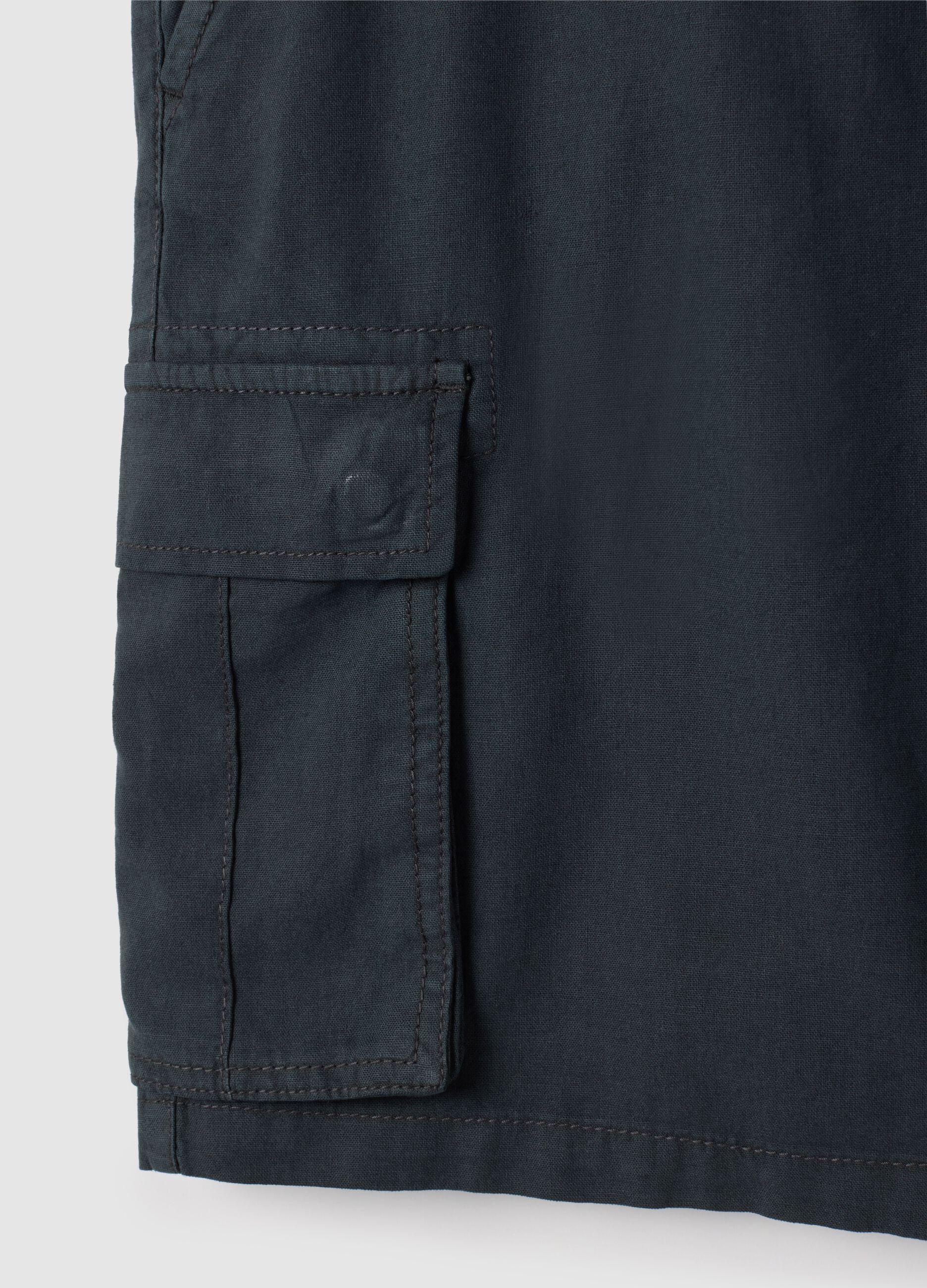Bermuda cargo da uomo in misto lino nero regular fit