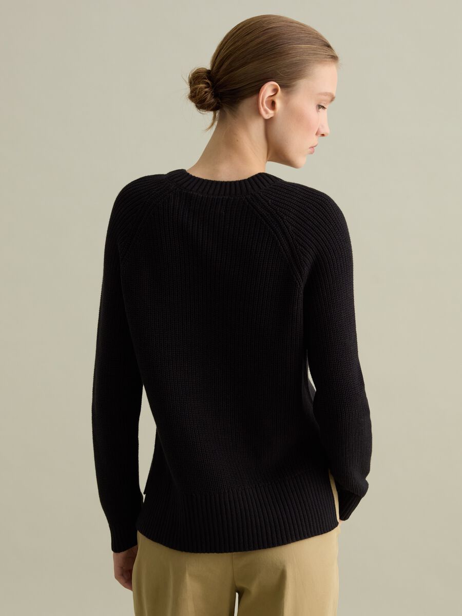 Knit pullover with raglan sleeves_3