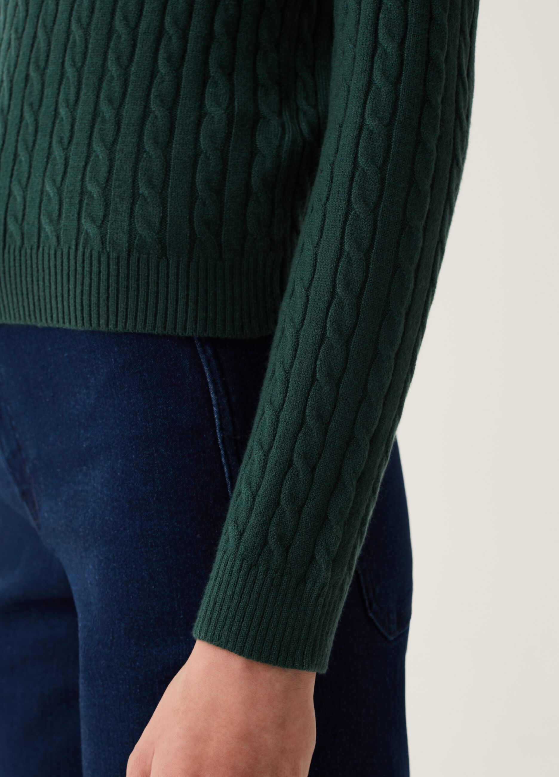 Pullover girocollo con lavorazione a coste_3