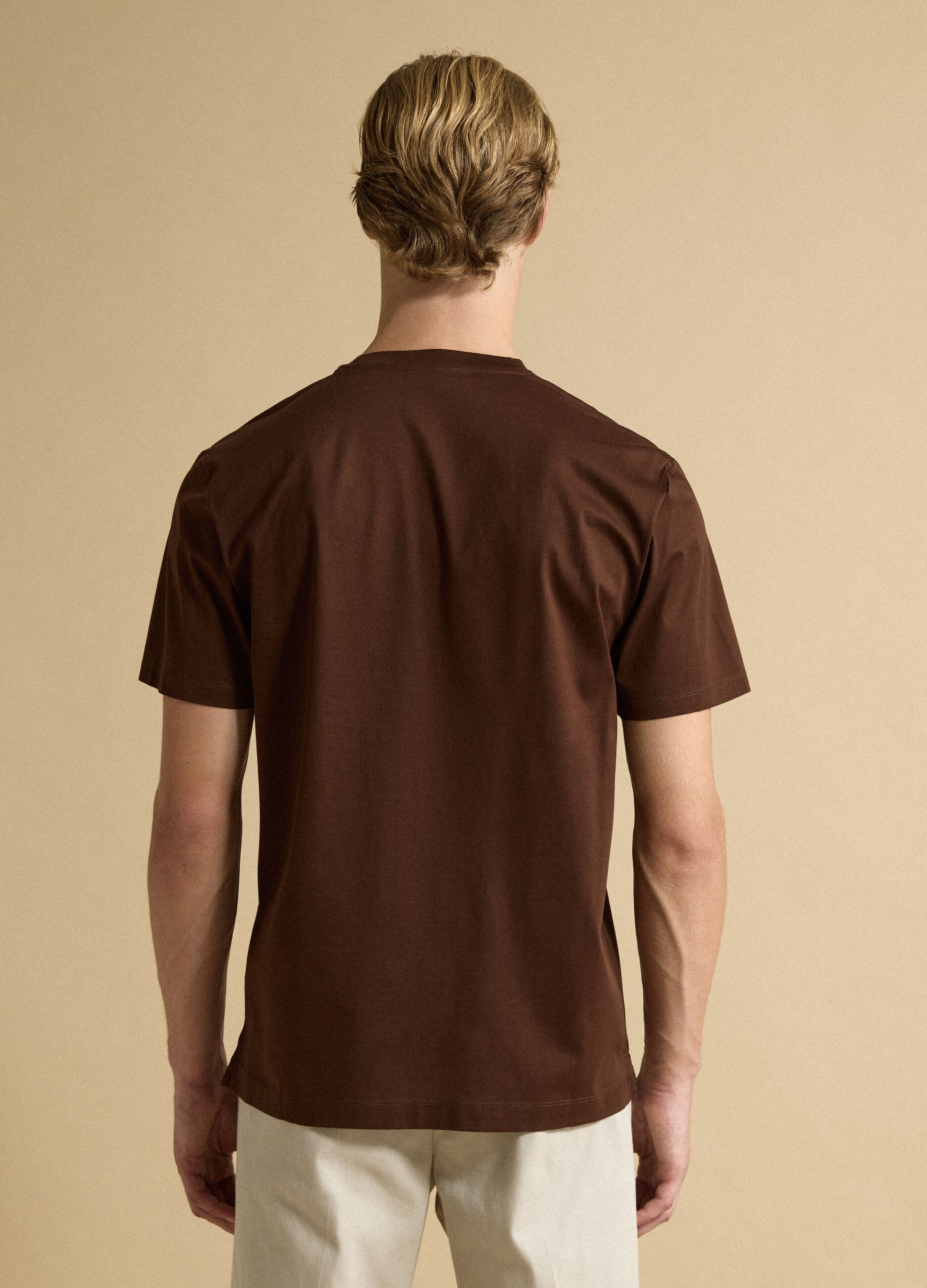 T-shirt marrone in jersey di puro cotone con girocollo relaxed fit