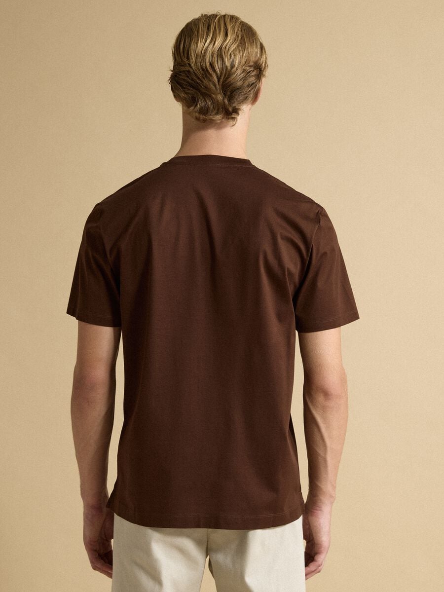 T-shirt marrone in jersey di puro cotone con girocollo relaxed fit_3