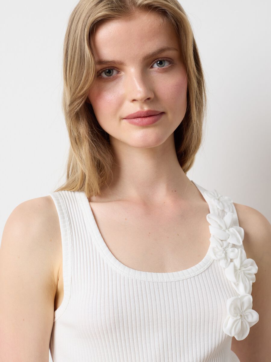 White ribbed top with floral applications_0