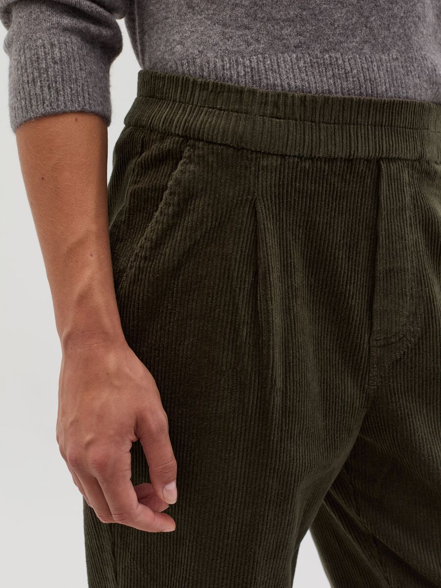 Carrot-fit trousers in corduroy with darts_3
