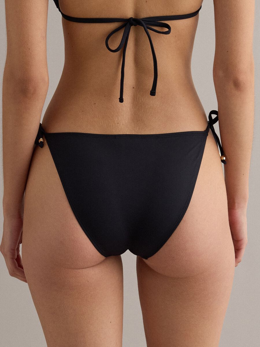 Slip bikini nero in tessuto elasticizzato con laccetti_2
