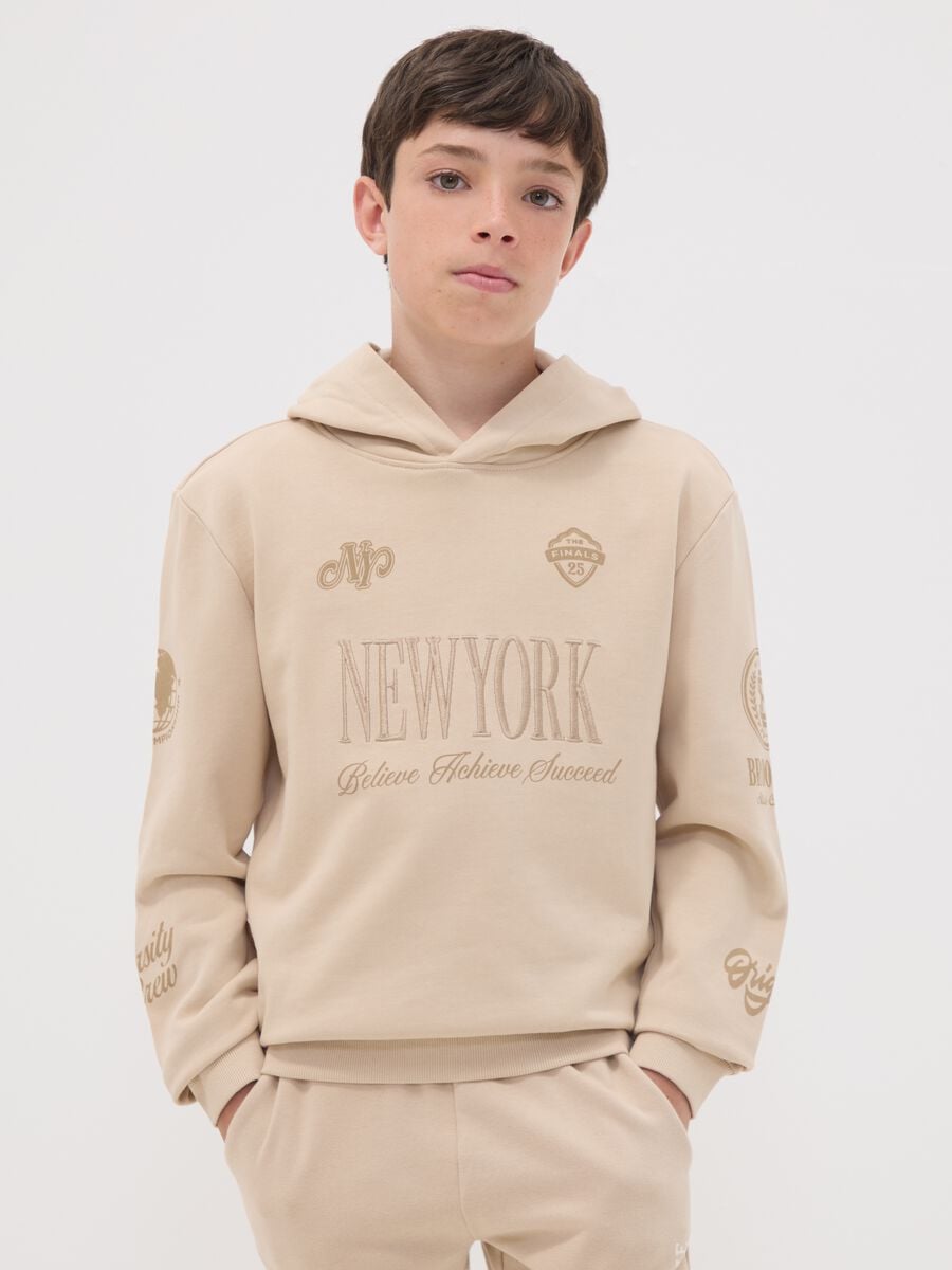 Felpa beige in puro cotone con cappuccio e stampa New York per ragazzo_0