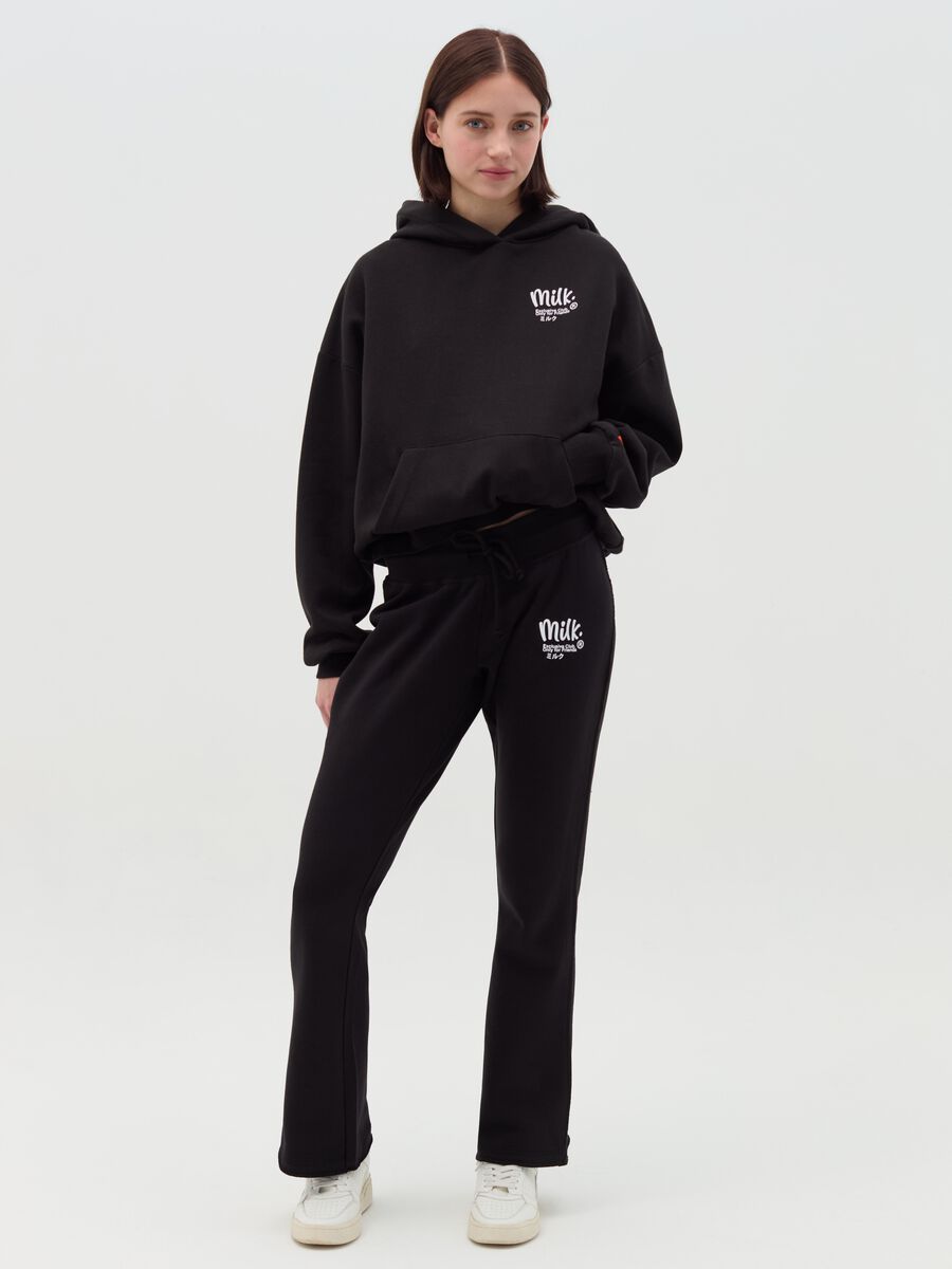 Sweatshirt with hood and pocket_1