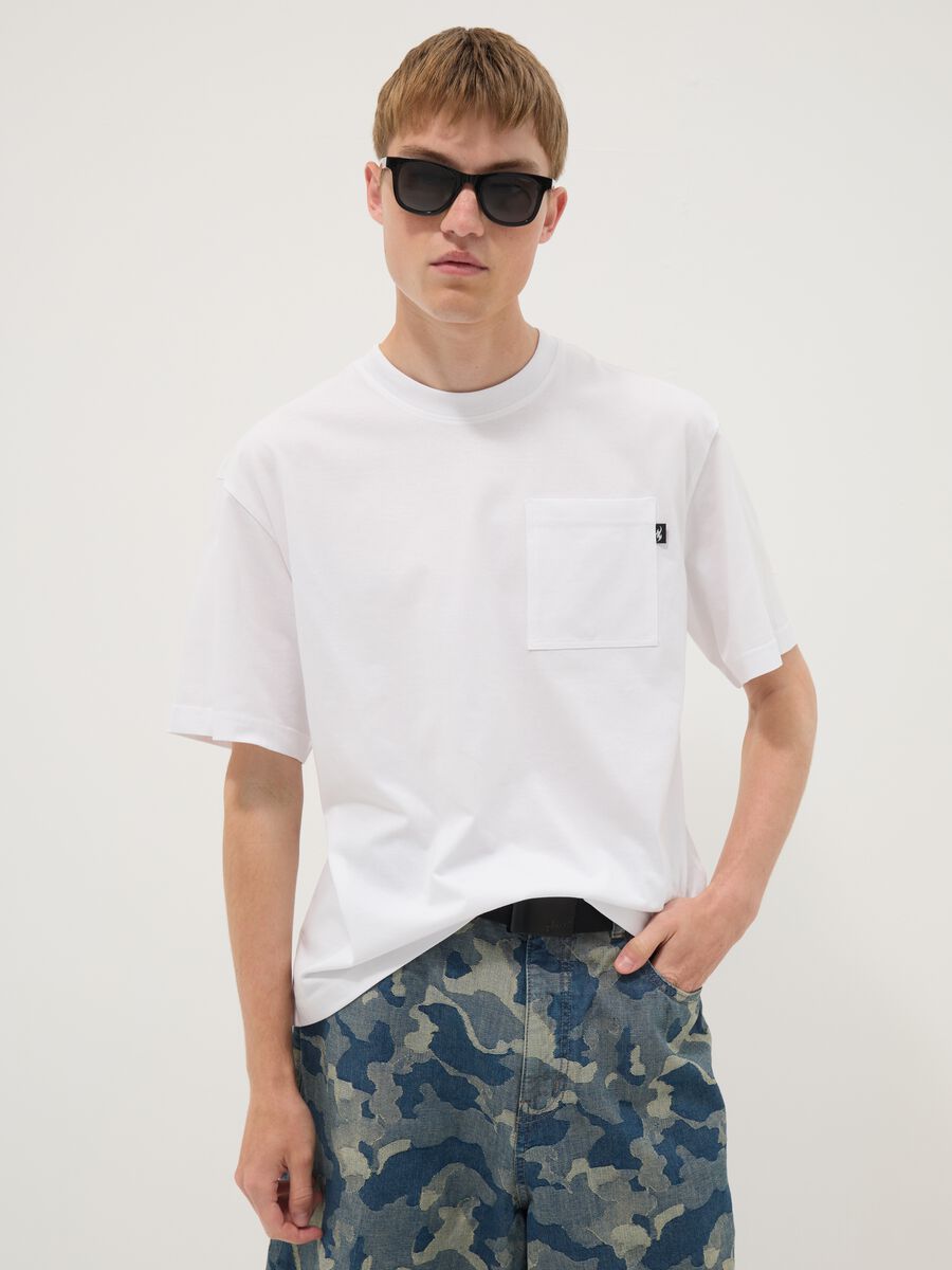 White pure cotton T-shirt with chest pocket, regular fit_1