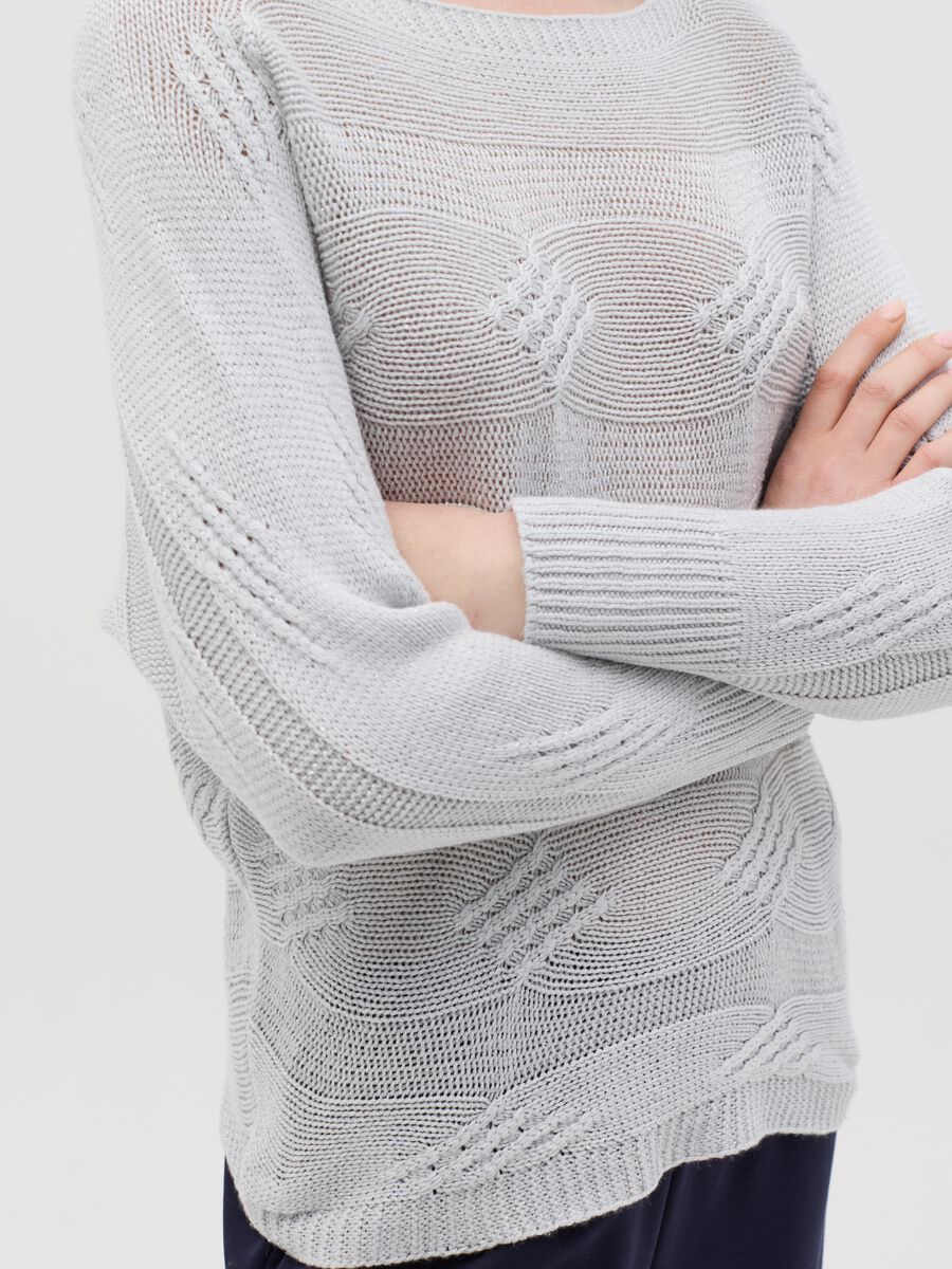 Grey long-sleeved top with design_2
