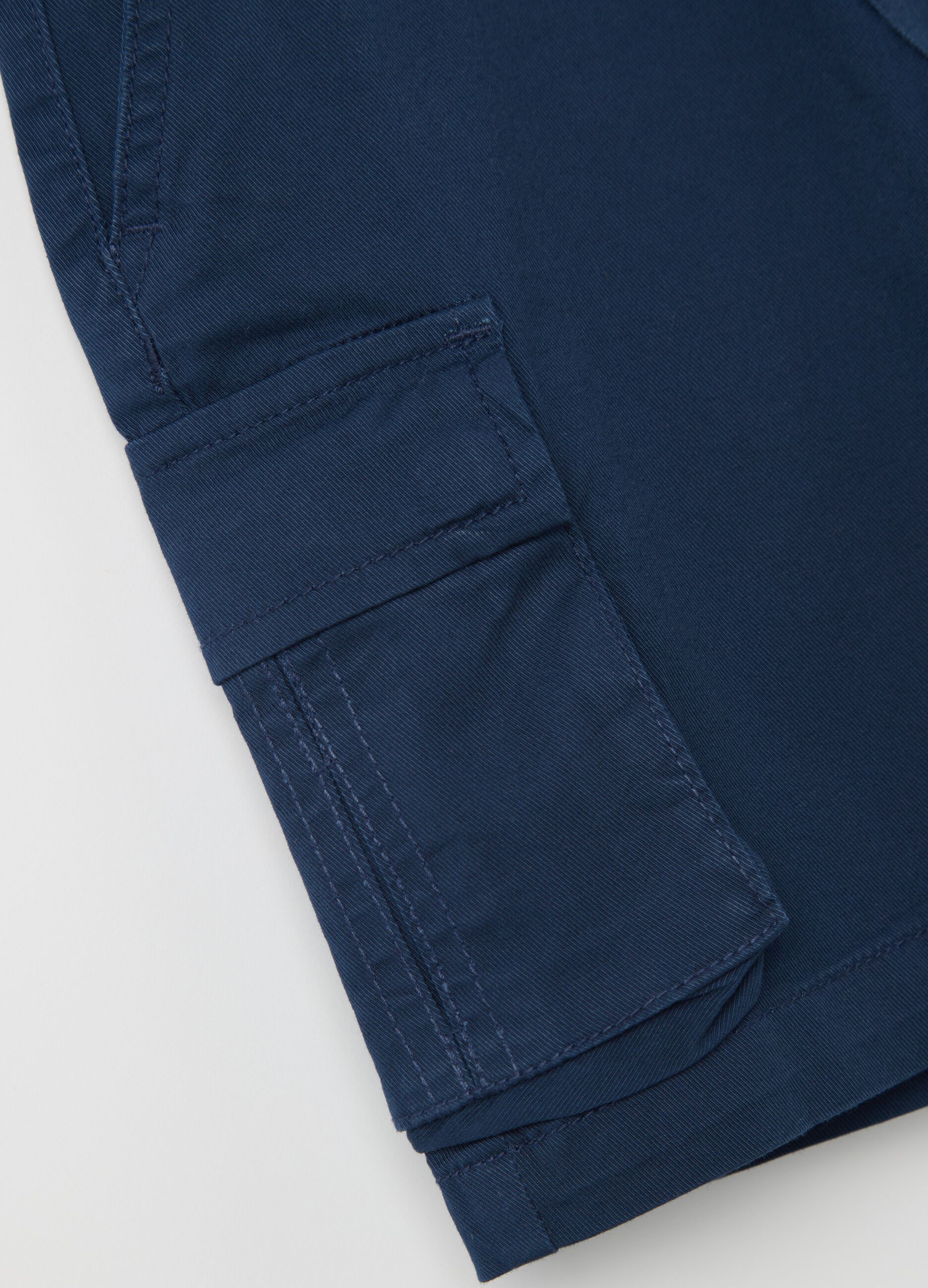 Blue cargo Bermuda shorts in stretch cotton