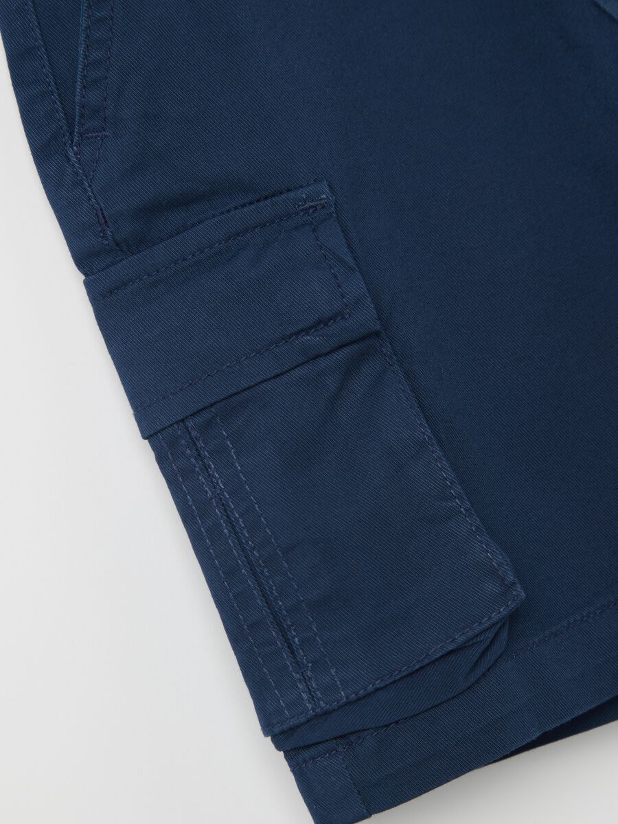 Blue cargo Bermuda shorts in stretch cotton_3