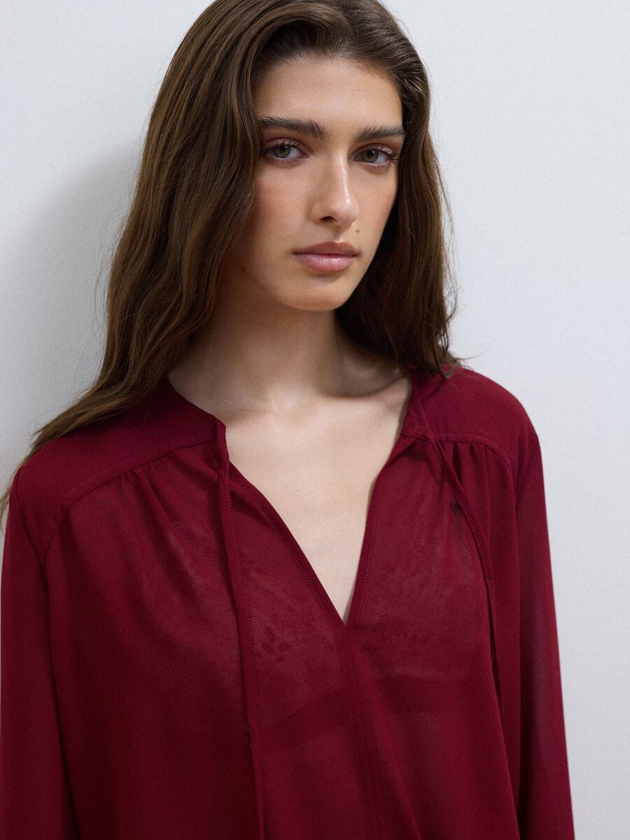 Red regular-fit blouse with V-neck and tie detail_2