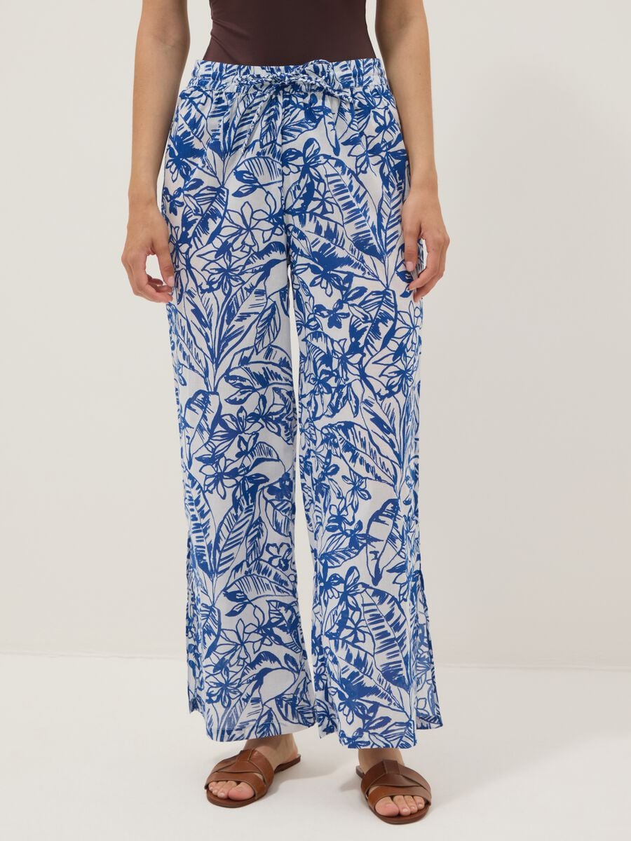 Pantaloni blu e bianchi in cotone organico con stampa floreale_1