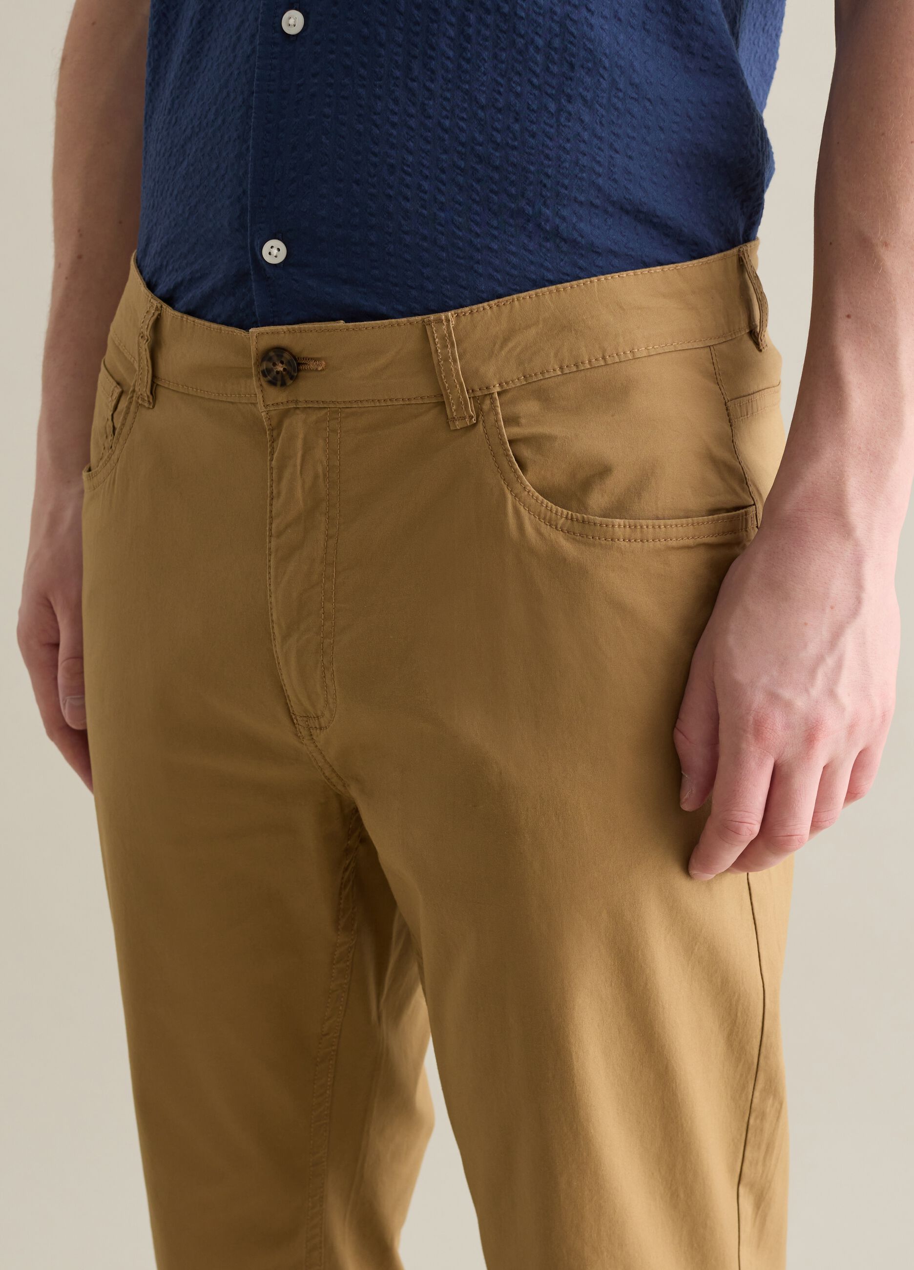 Beige chino trousers in stretch cotton with five pockets