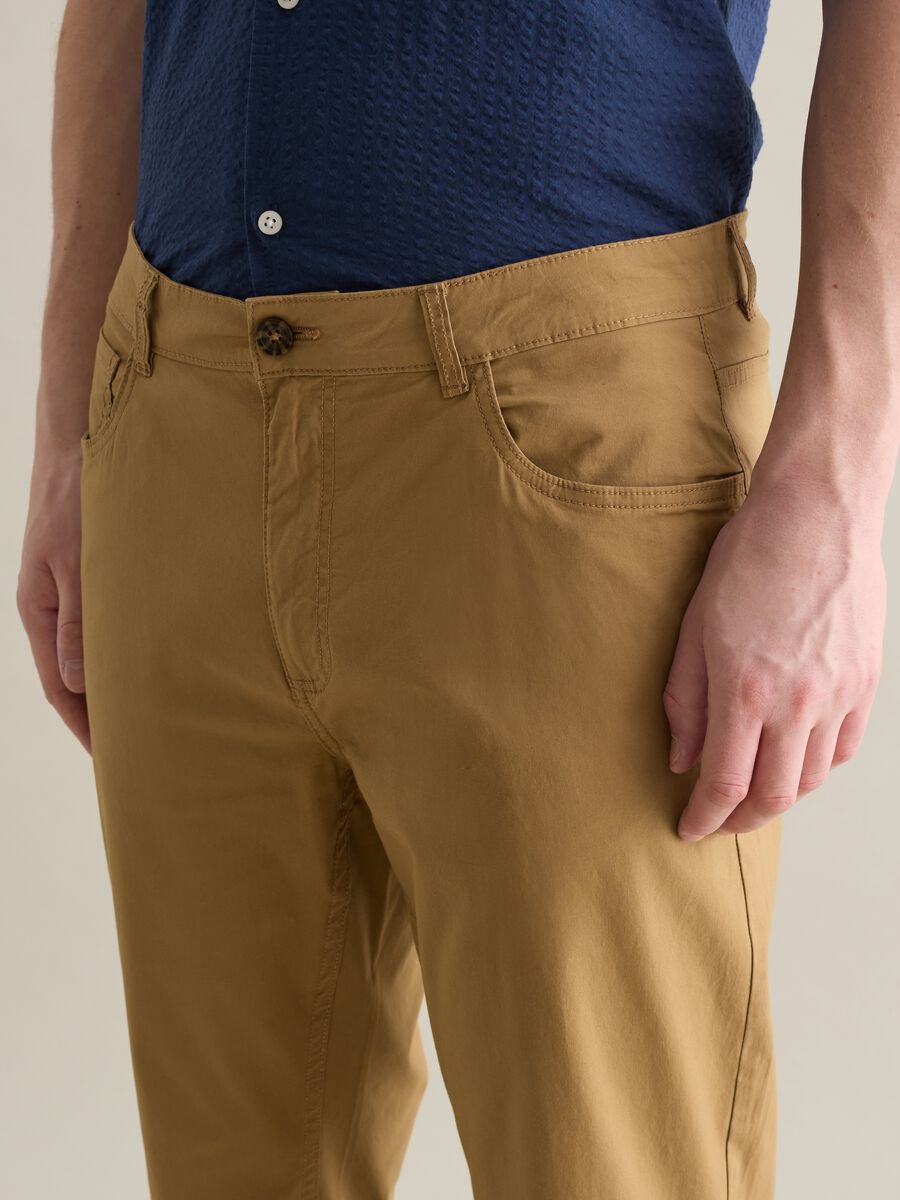 Beige chino trousers in stretch cotton with five pockets_2
