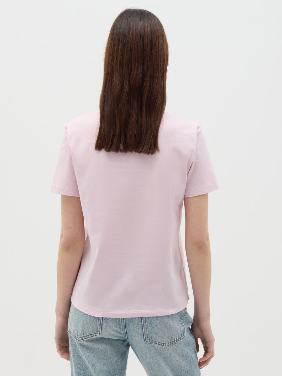 Pink T-shirt with "Se volevo essere solare nascevo crema" and diamantés_3