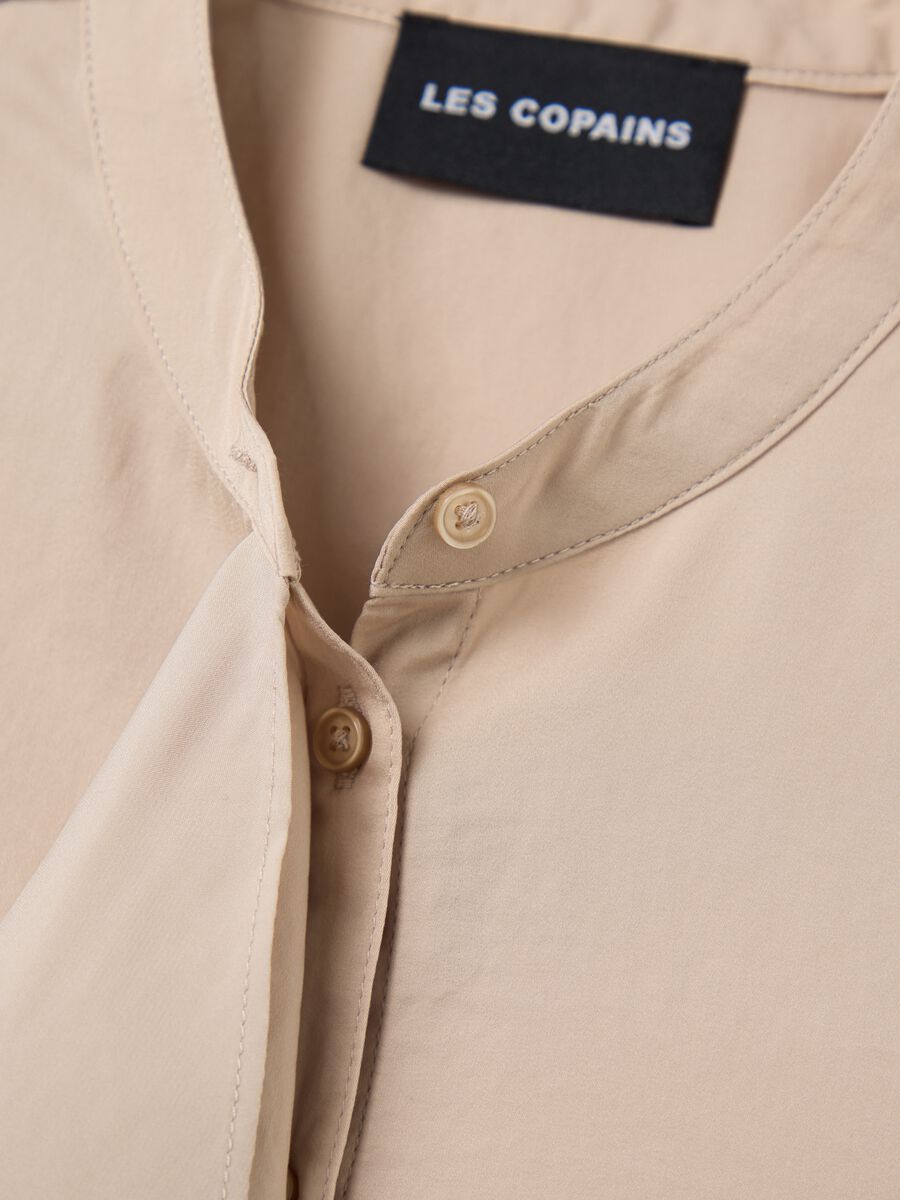 Beige sleeveless blouse with flounce_5