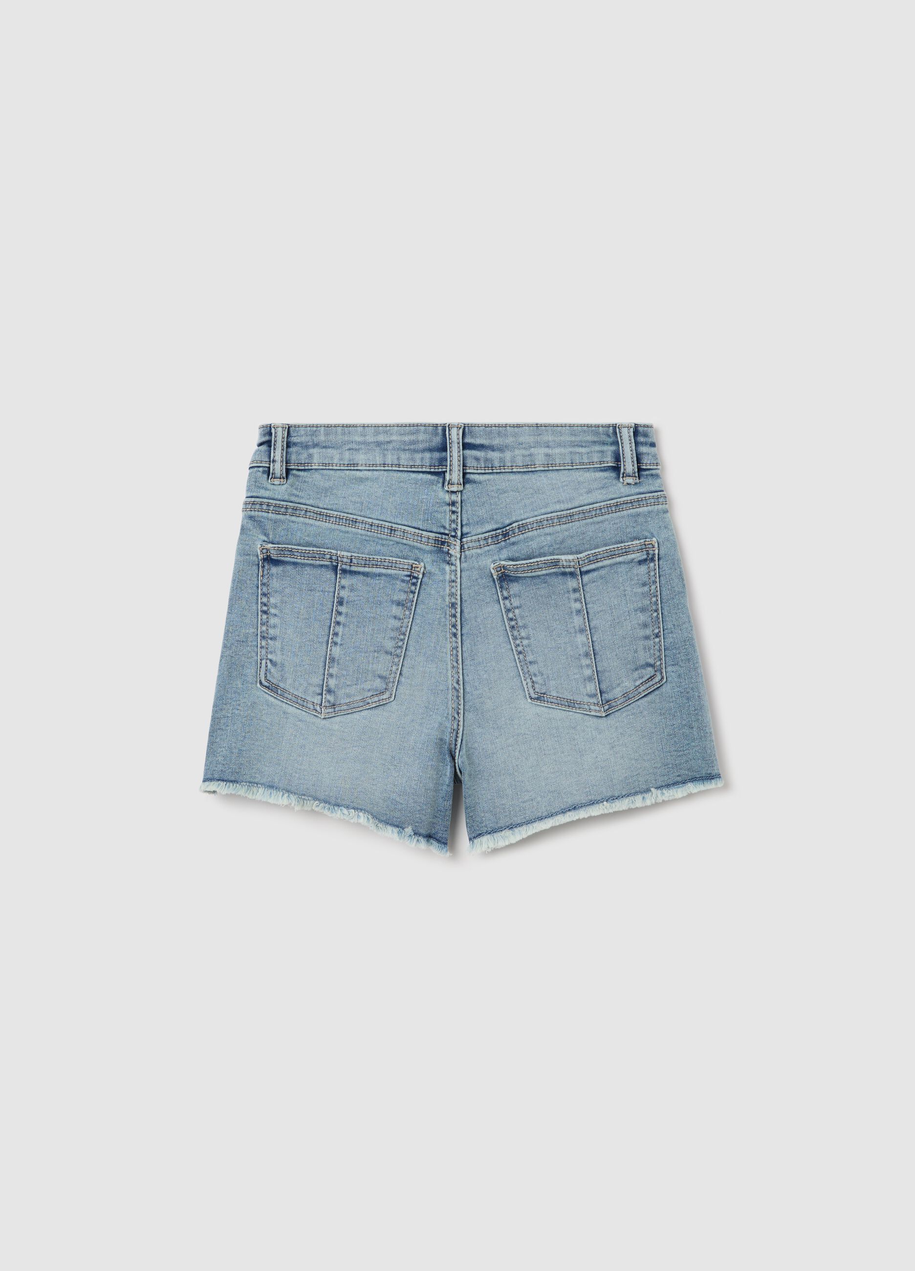 Denim shorts with five pockets and fringed hem
