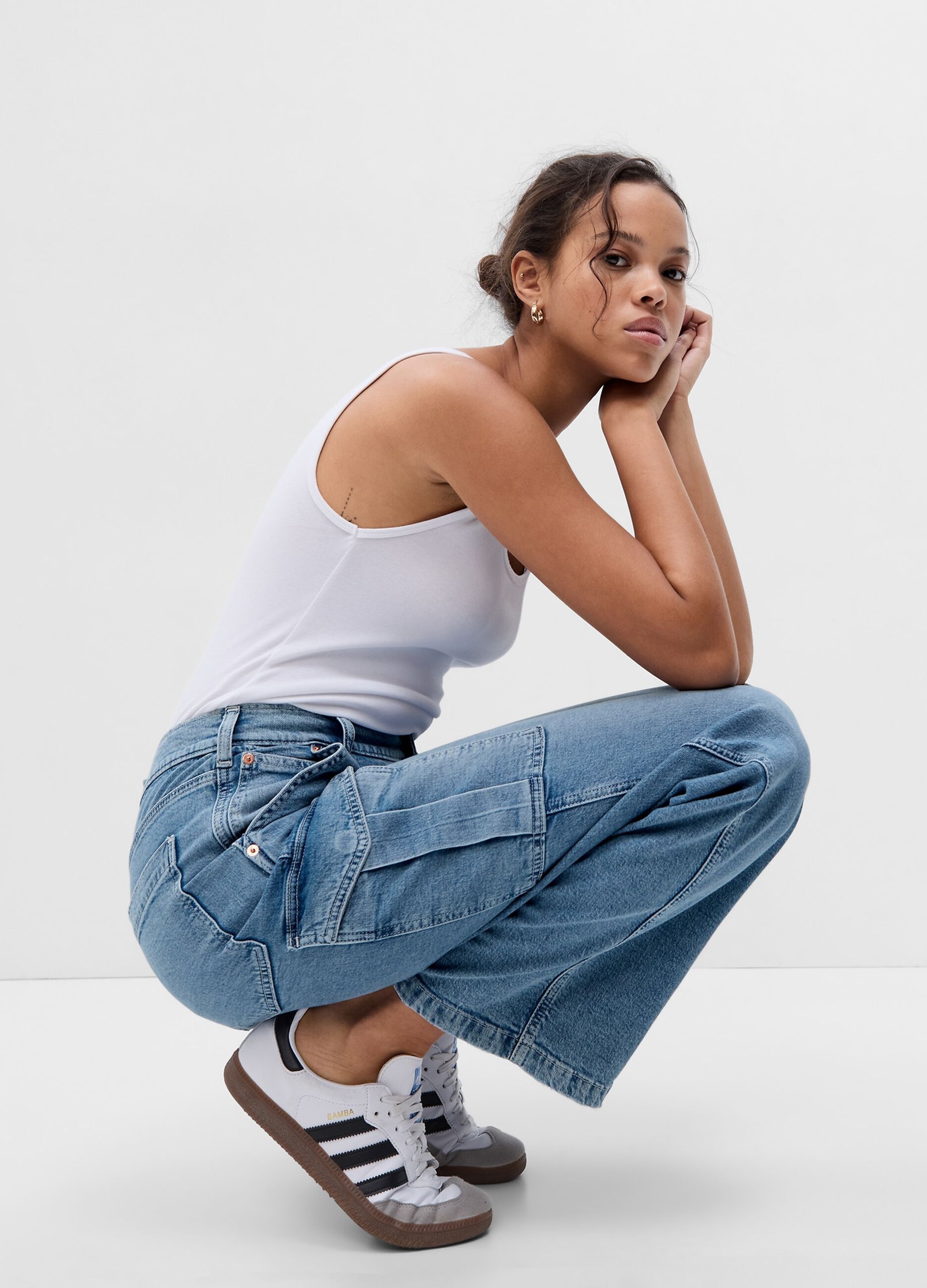 Loose-fit cargo jeans with mid-rise waist